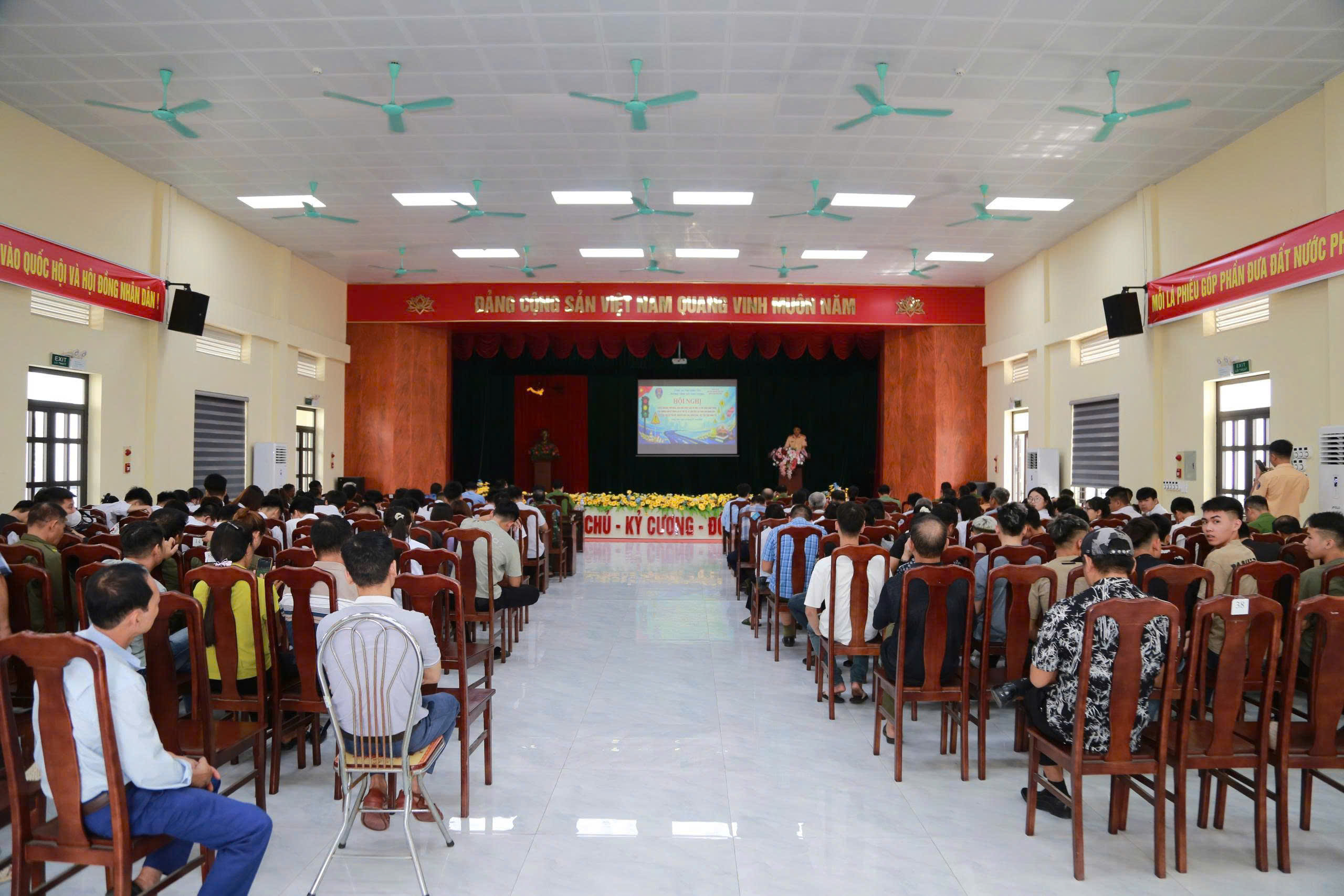 Công an xã Nguyễn Văn Linh tuyên truyền pháp luật, hướng dẫn kỹ năng lái xe an toàn cho nhân dân trên địa bàn thôn Song An