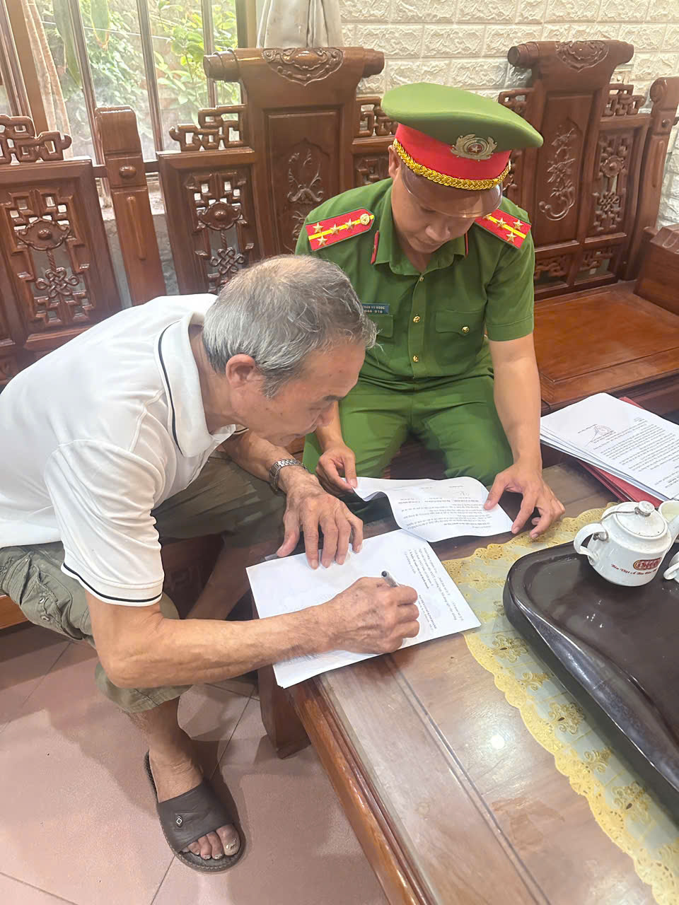 Công an xã Nguyễn Văn Linh tăng cường kiểm tra, tuyên truyền, hướng dẫn việc chấp hành các quy định về kinh doanh có điều kiện về ANTT