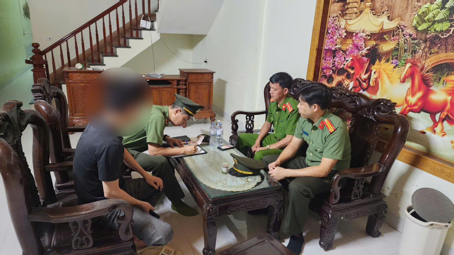 Công an xã Nguyễn Văn Linh tăng cường công tác quản lý cư trú người nước ngoài trên địa bàn