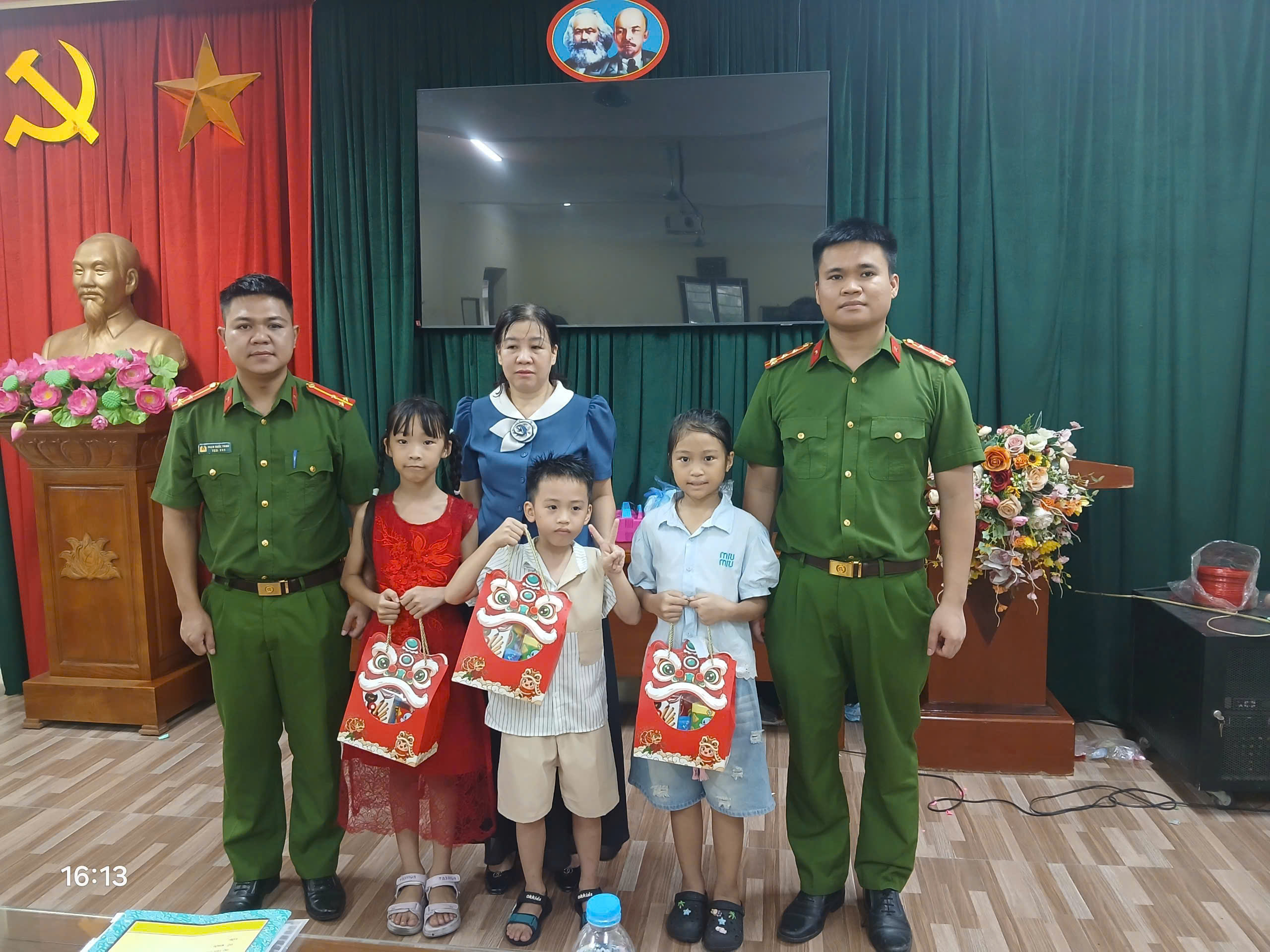 Một số hình ảnh Công an xã Nguyễn Văn Linh tặng quà Trung thu cho các em thiếu nhi
