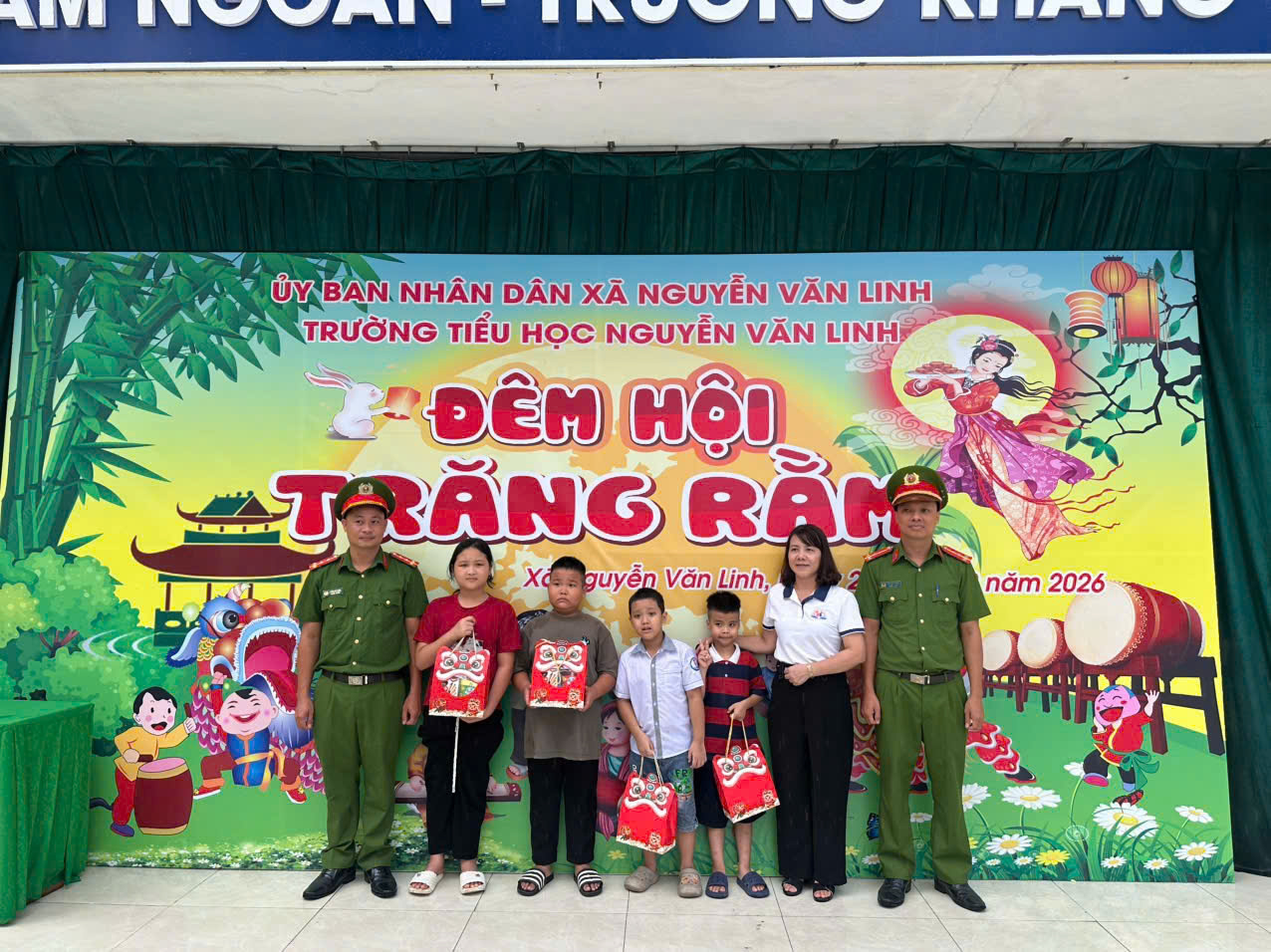 Một số hình ảnh Công an xã Nguyễn Văn Linh tặng quà Trung thu cho các em thiếu nhi