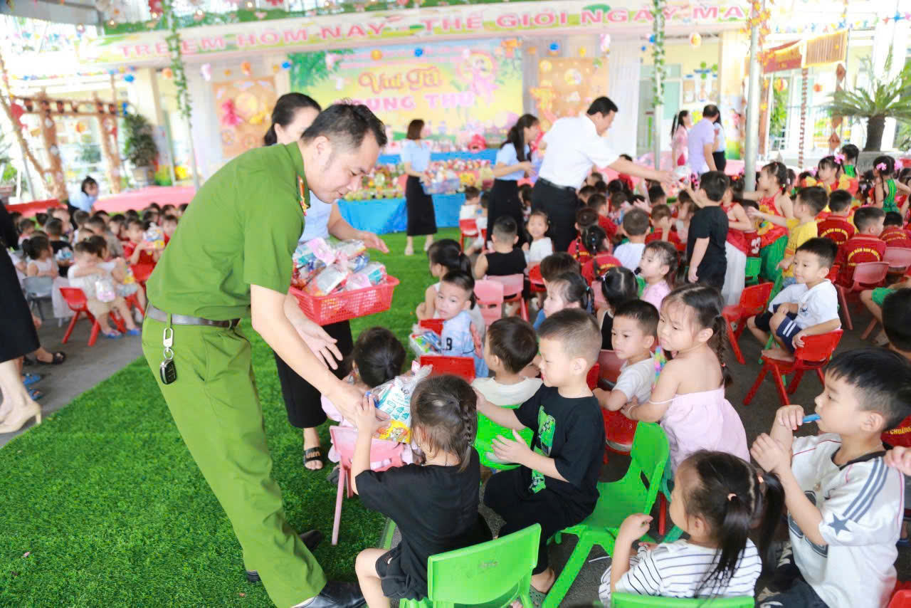 Một số hình ảnh Công an xã Nguyễn Văn Linh tặng quà Trung thu cho các em thiếu nhi