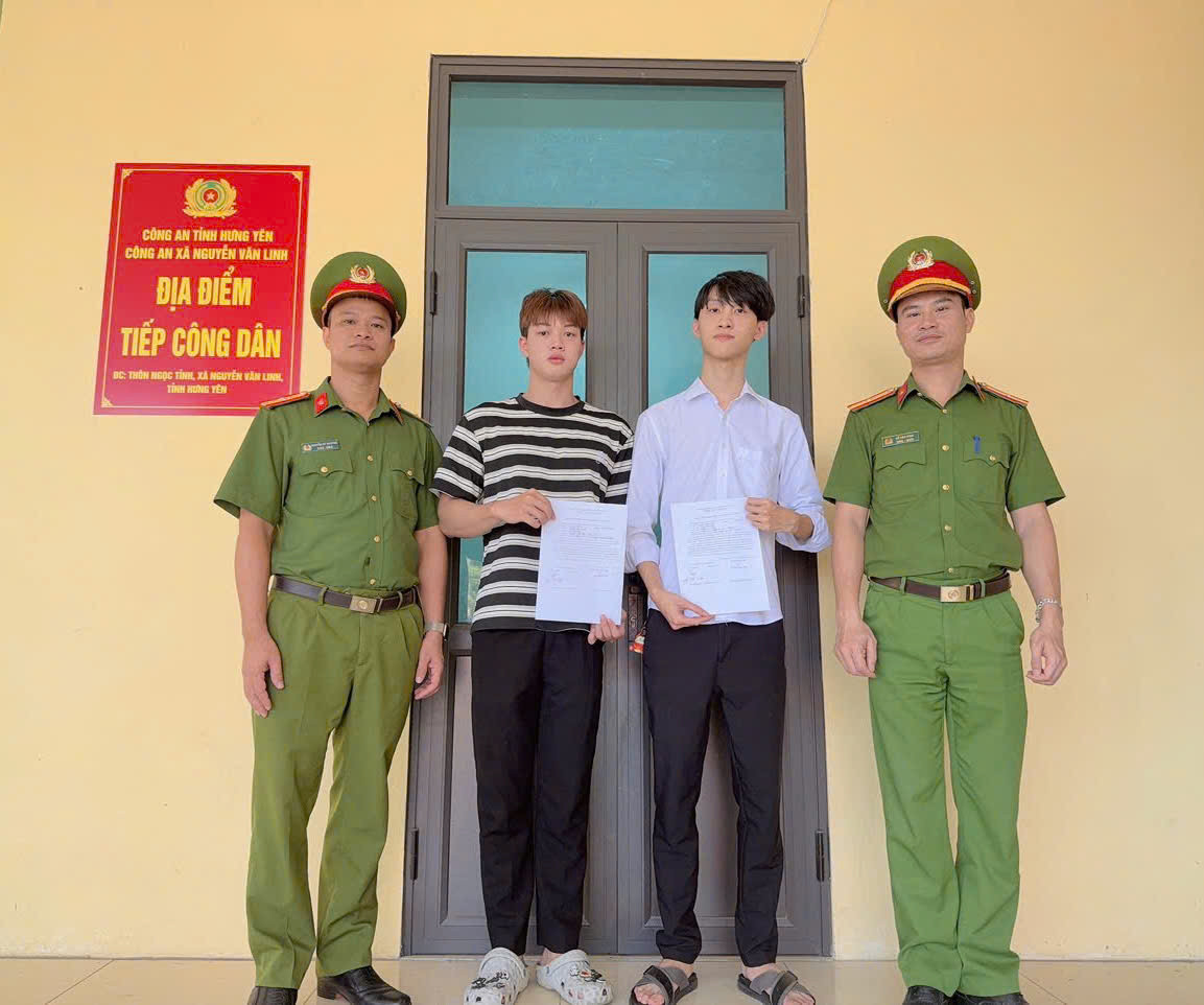 Hình ảnh hai nam thanh niên Nguyễn Văn Tú và Nguyễn Quang Duy cùng lá đơn xung phong thực hiện nghĩa vụ Công an nhân dân