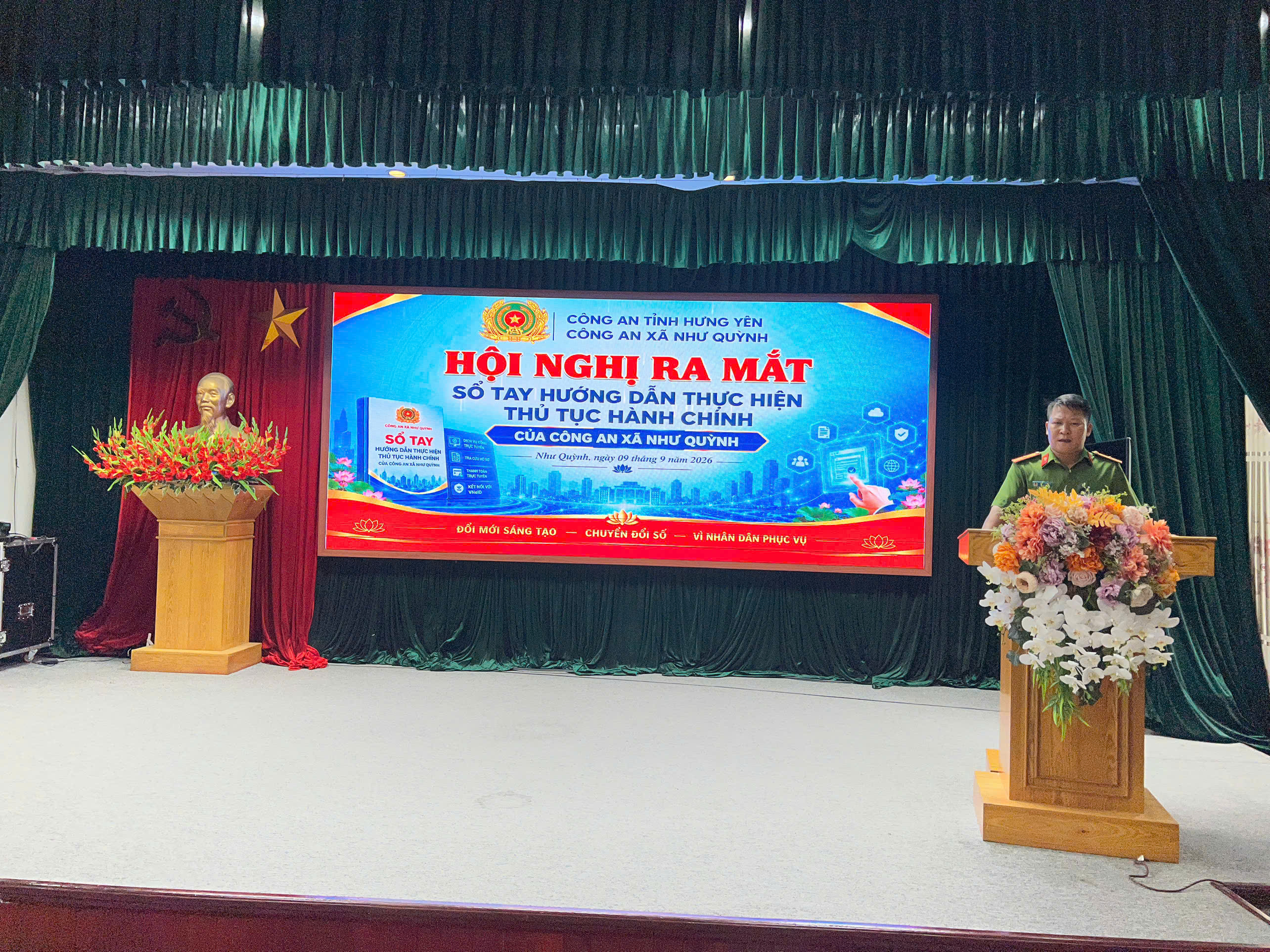 Công an xã Như Quỳnh tổ chức Hội nghị ra mắt Sổ tay hướng dẫn thực hiện thủ tục hành chính, góp phần đẩy mạnh chuyển đổi số phục vụ Nhân dân