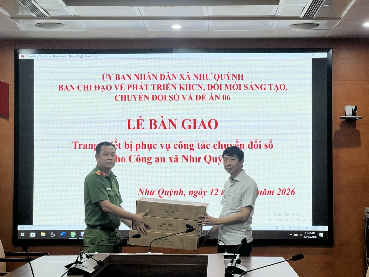 Công an xã Như Quỳnh tiếp nhận trang thiết bị phục vụ công tác phát triển khoa học, công nghệ, đổi mới sáng tạo, chuyển đổi số và Đề án 06
