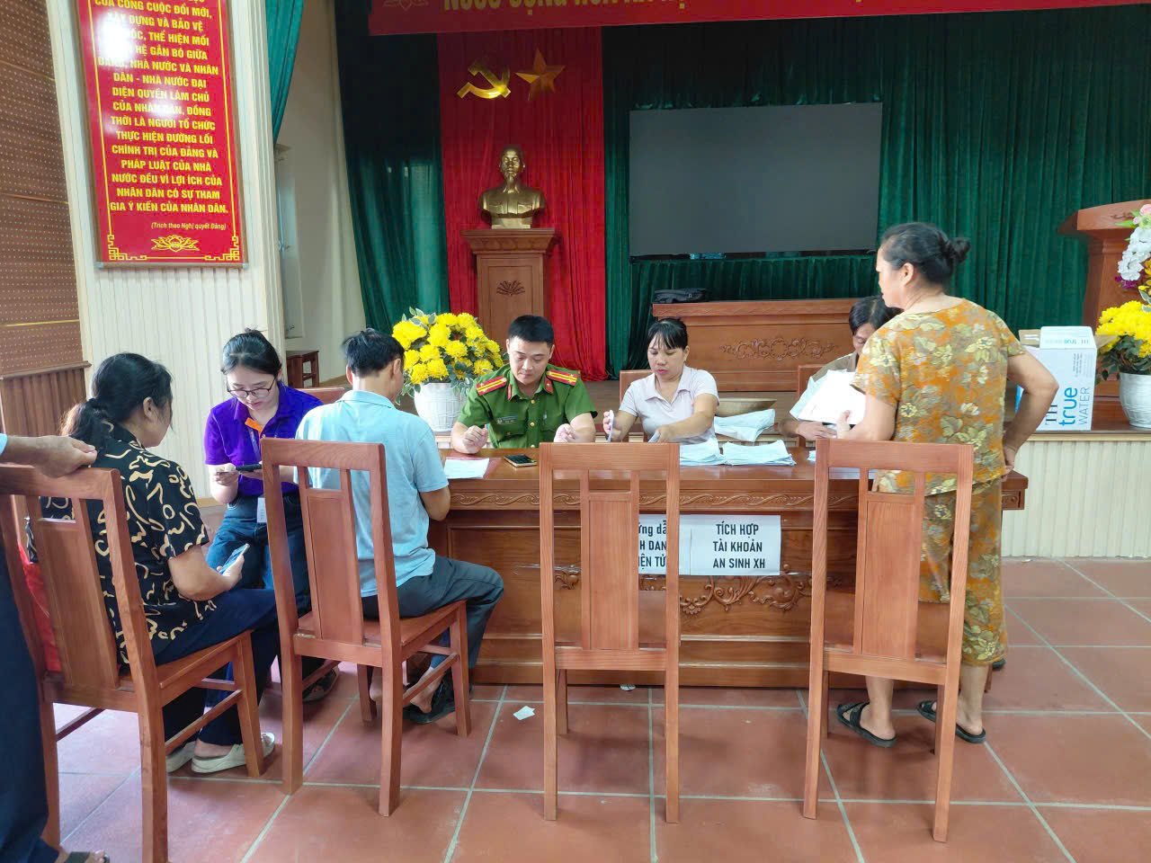 Công an xã Như Quỳnh hướng dẫn Nhân dân sử dụng Zalo Mini App phản ánh an ninh, trật tự trên địa bàn tỉnh
