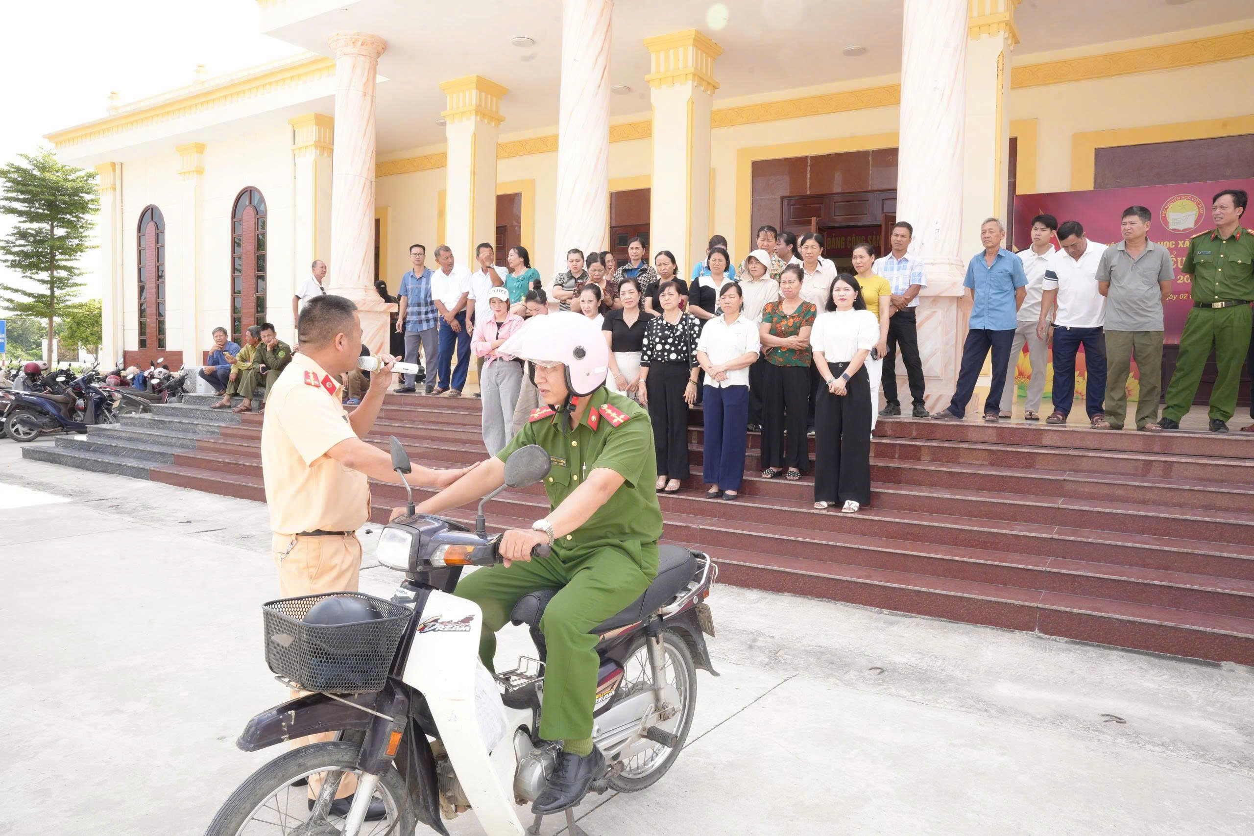 Công an xã Phạm Ngũ Lão phối hợp Phòng Cảnh sát giao thông tuyên truyền pháp luật, hướng dẫn kỹ năng lái xe an toàn cho cán bộ và Nhân dân trên địa bàn