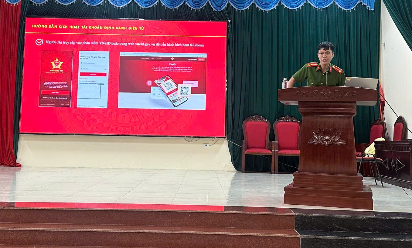 Công an xã Phạm Ngũ Lão tham mưu triển khai Kế hoạch làm sạch dữ liệu đất đai, định danh điện tử và các tiện ích số cho Tổ công nghệ số, cán bộ, công chức viên chức