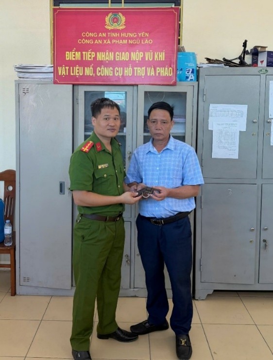 Công an xã Phạm Ngũ Lão tiếp nhận 01 khẩu súng tự chế do người dân tự nguyện giao nộp