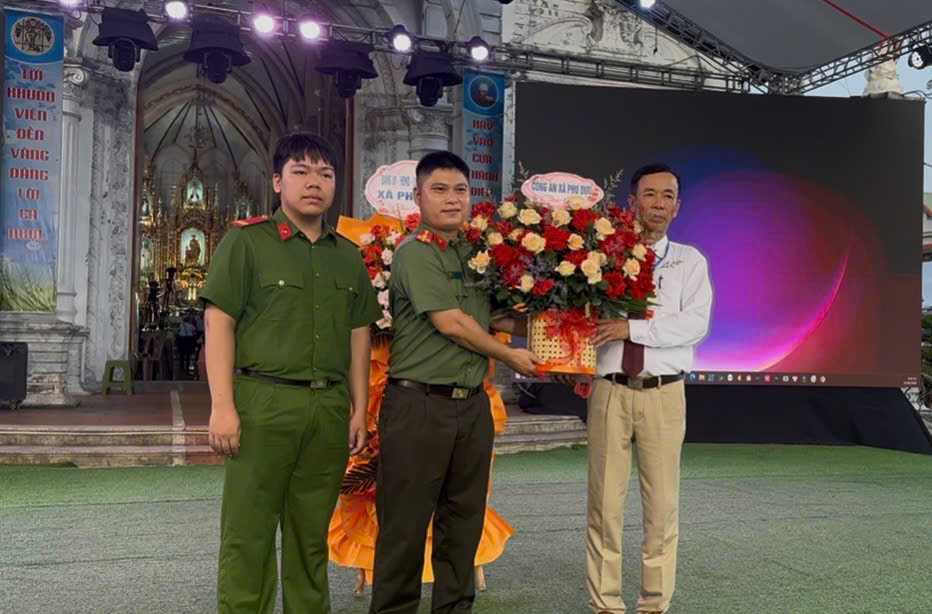 Công an xã Phụ Dực chúc mừng giáo xứ Thánh Giuse, thôn Vọng Lỗ nhân dịp mừng Tuần chầu Thánh Thể tiên khởi thay Giáo phận và Kỷ niệm 200 năm thành lập họ đạo Thánh Giuse