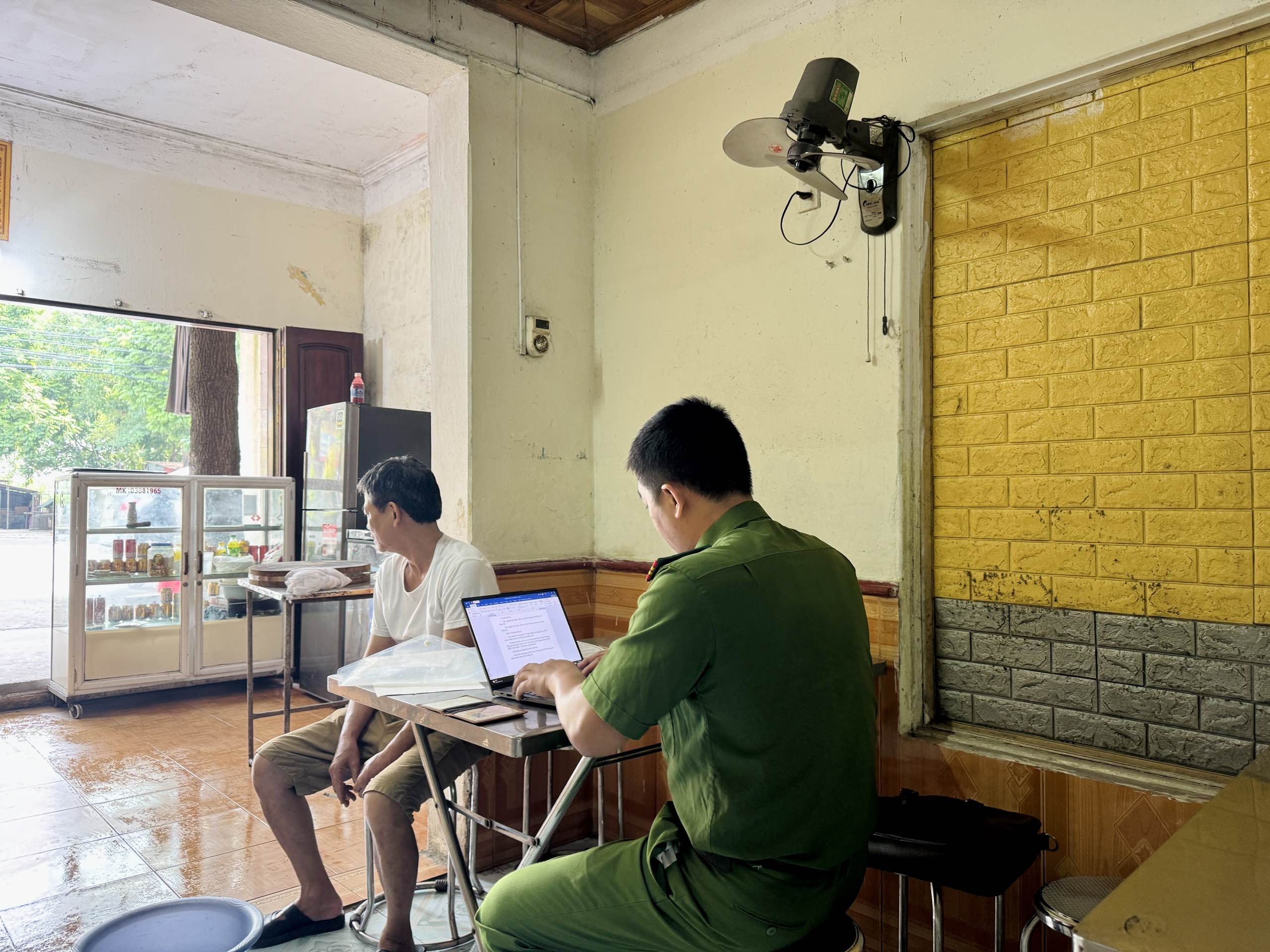 Công an xã Phụ Dực tăng cường kiểm tra, tuyên truyền, bảo đảm an toàn thực phẩm tại các cơ sở kinh doanh dịch vụ ăn uống