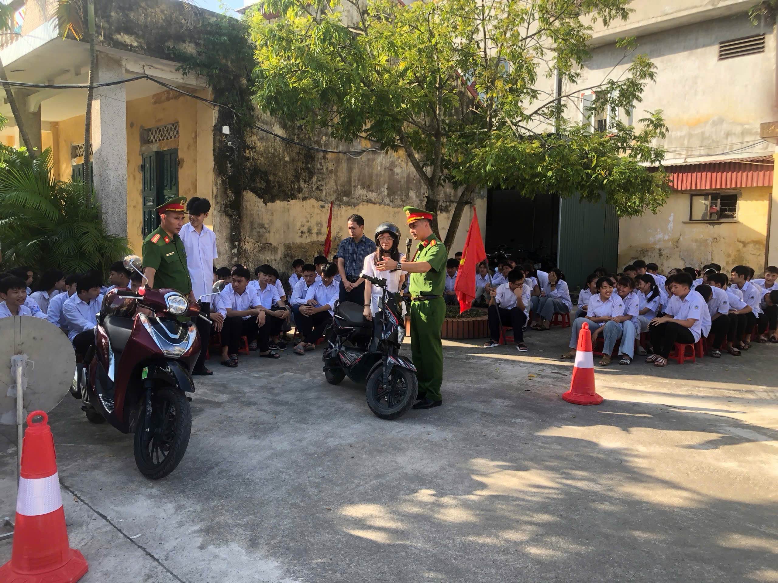 Công an xã Phụ Dực tuyên truyền pháp luật về Luật trật tự, an toàn giao thông và hướng dẫn kỹ năng lái xe mô tô, xe gắn máy an toàn