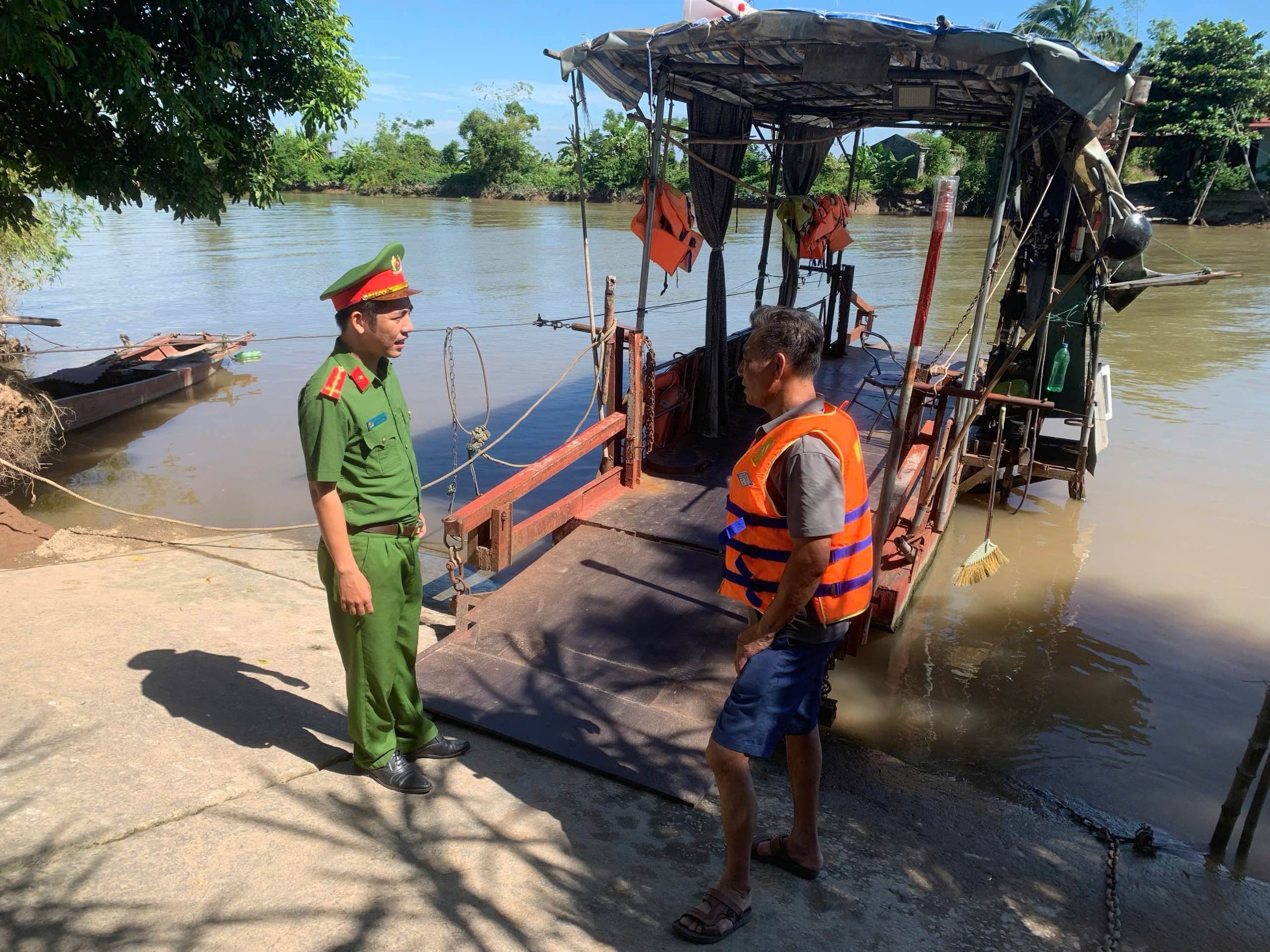 Công an xã Phụ Dực tăng cường tuyên truyền, bảo đảm an toàn tại các bến đò ngang sông