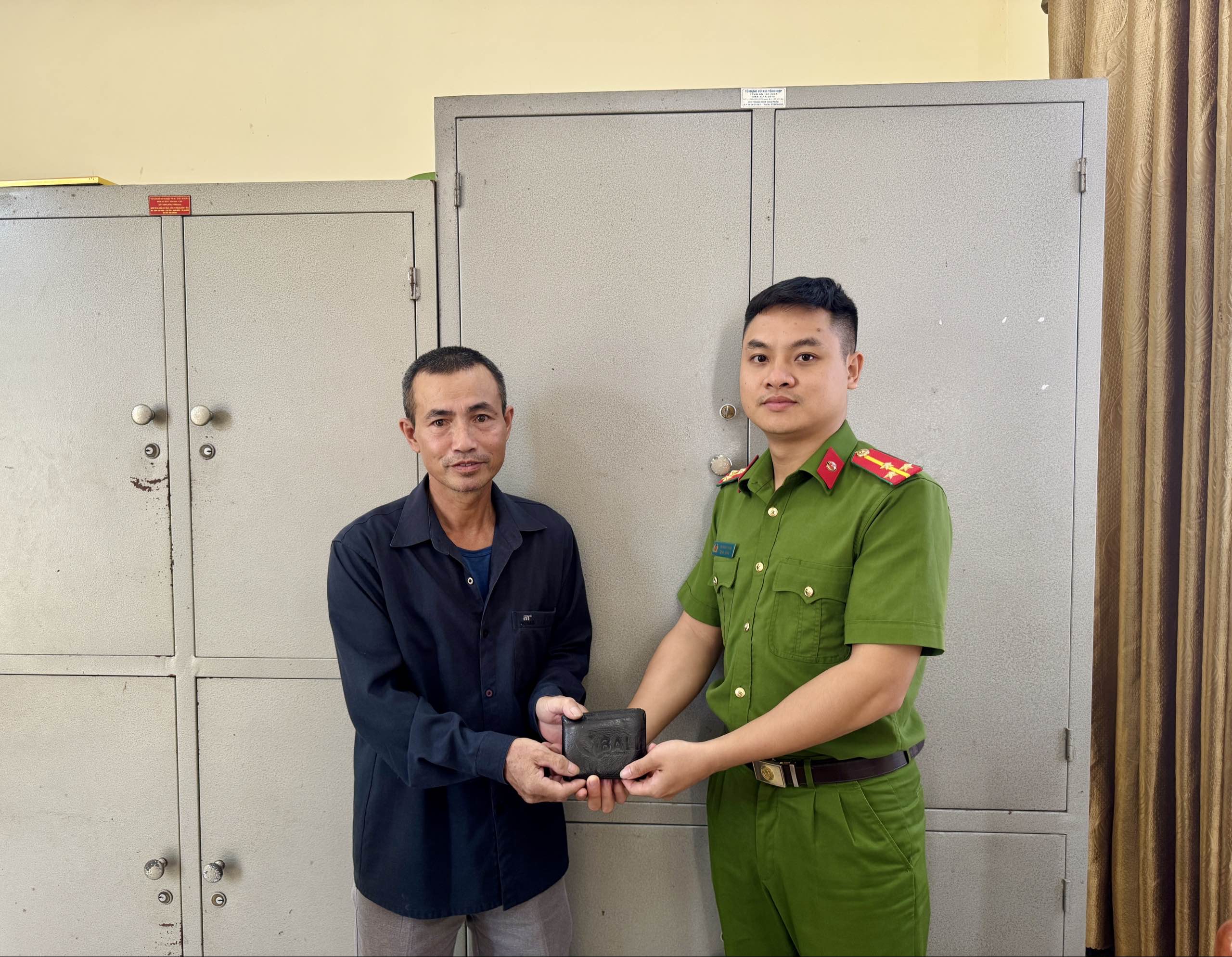 Công an xã Phụ Dực kịp thời tiếp nhận thông tin, hỗ trợ bàn giao tài sản cho người đánh rơi