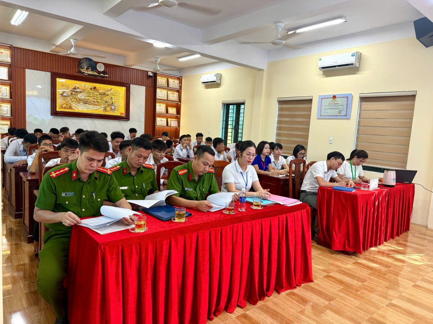 Công an xã Phụ Dực phối hợp tổ chức hội nghị định hướng tuyên truyền, giáo dục, hỗ trợ học sinh có biểu hiện, nguy cơ vi phạm pháp luật
