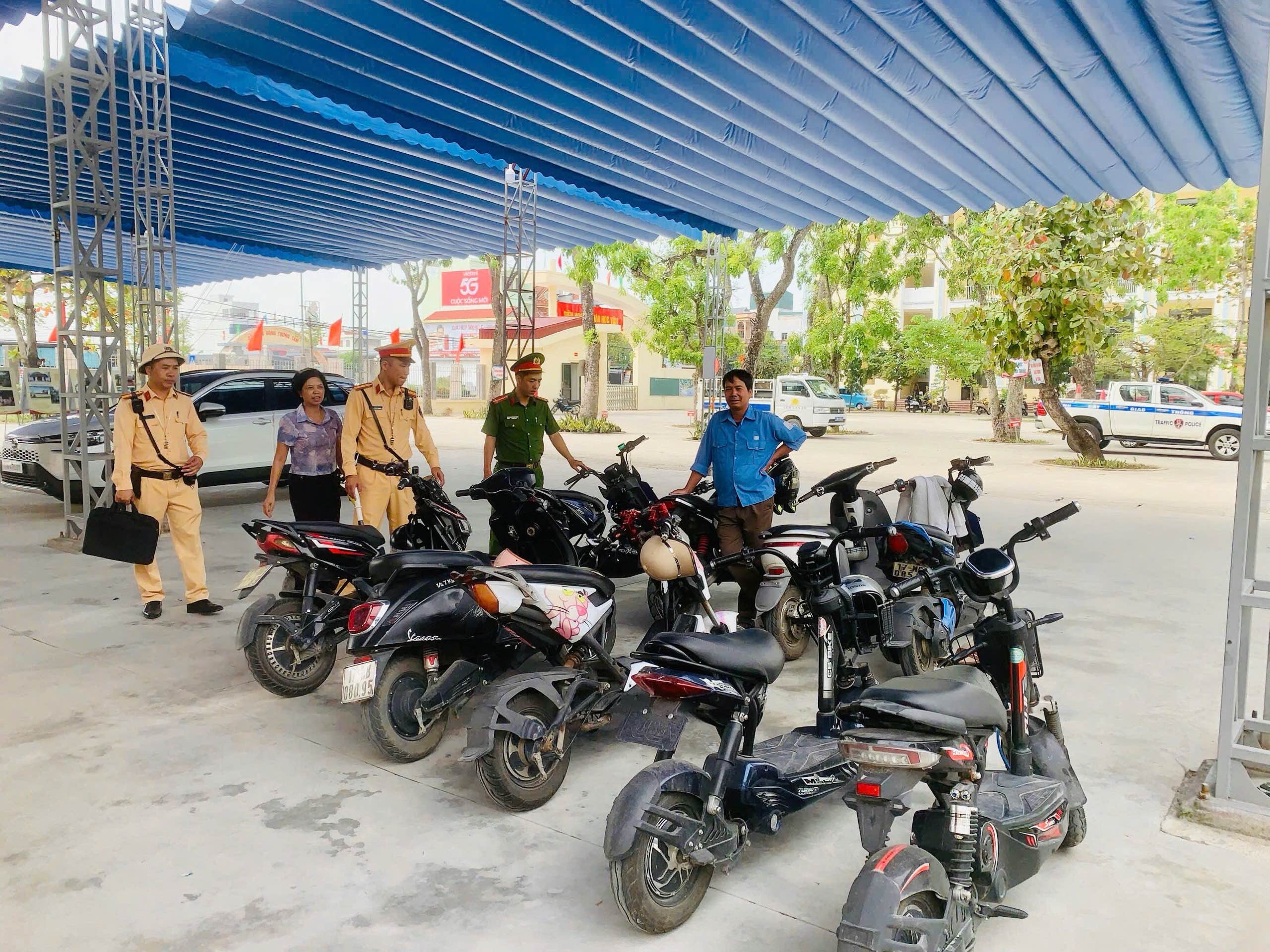 Công an xã Phụ Dực đã phối hợp với Trạm Cảnh sát Giao thông Cầu Nghìn kiểm tra việc chấp hành các quy định của pháp luật đối với học sinh trên địa bàn
