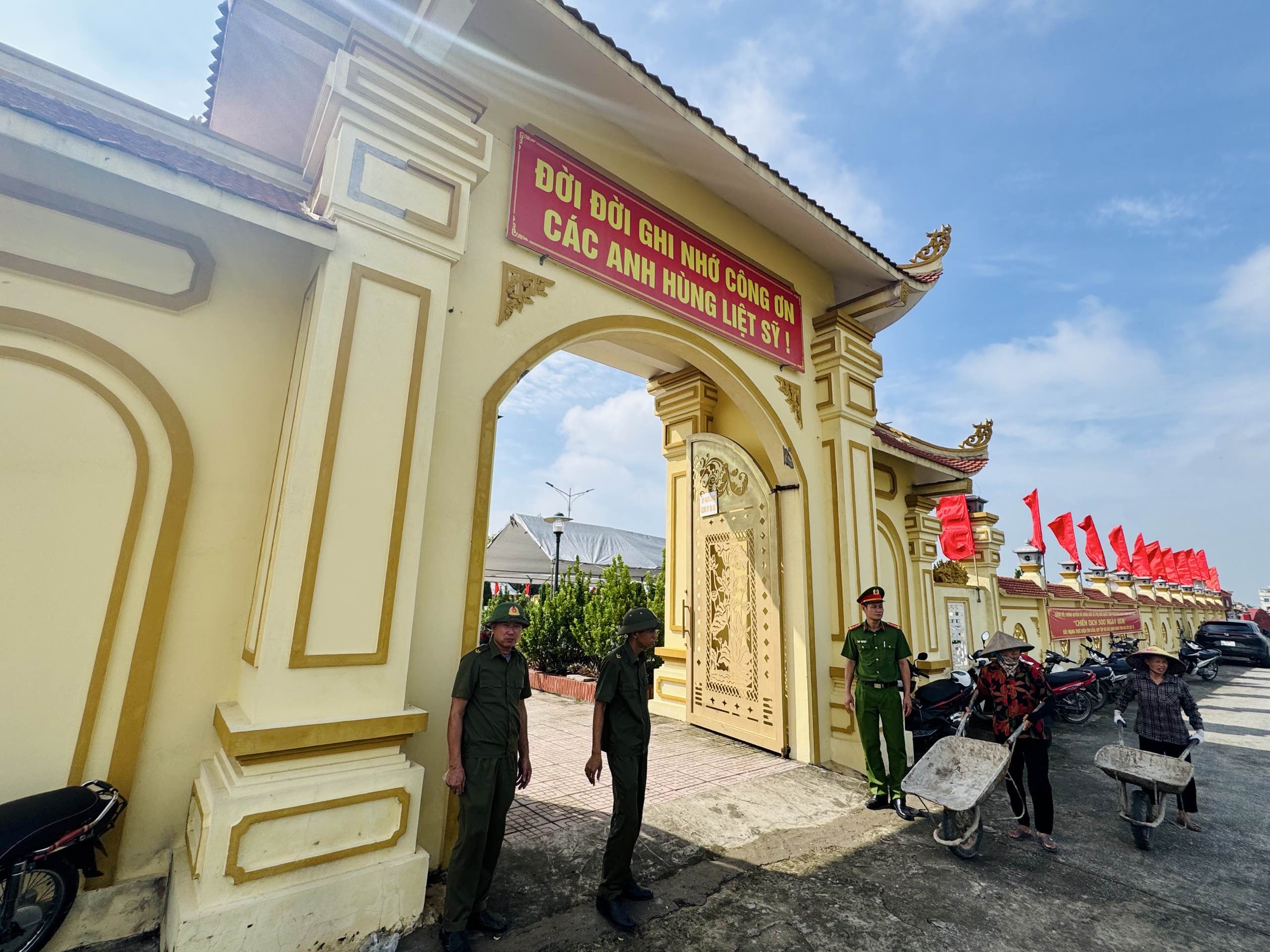 Công an xã Phụ Dực bảo đảm an ninh trật tự công tác lấy mẫu hài cốt liệt sĩ chưa xác định được thông tin tại các nghĩa trang liệt sĩ trên địa bàn xã