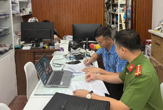 Công an xã Phụng Công tăng cường tuyên truyền phòng, chống tội phạm sử dụng công nghệ cao tại các cơ sở kinh doanh internet và thiết bị công nghệ thông tin