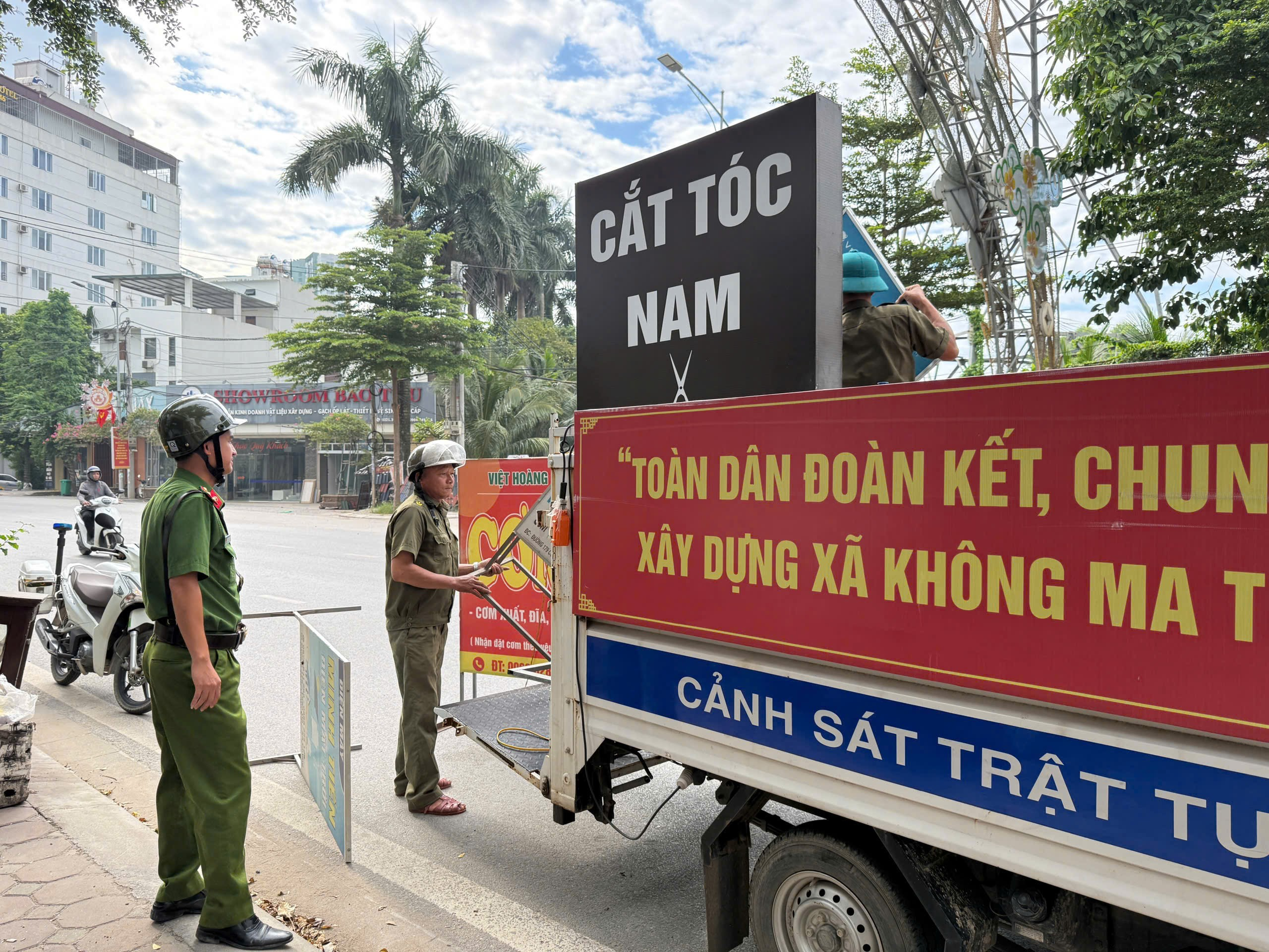 Công an xã Phụng Công ra quân bảo đảm trật tự, an toàn giao thông trong Tháng An toàn giao thông năm 2026