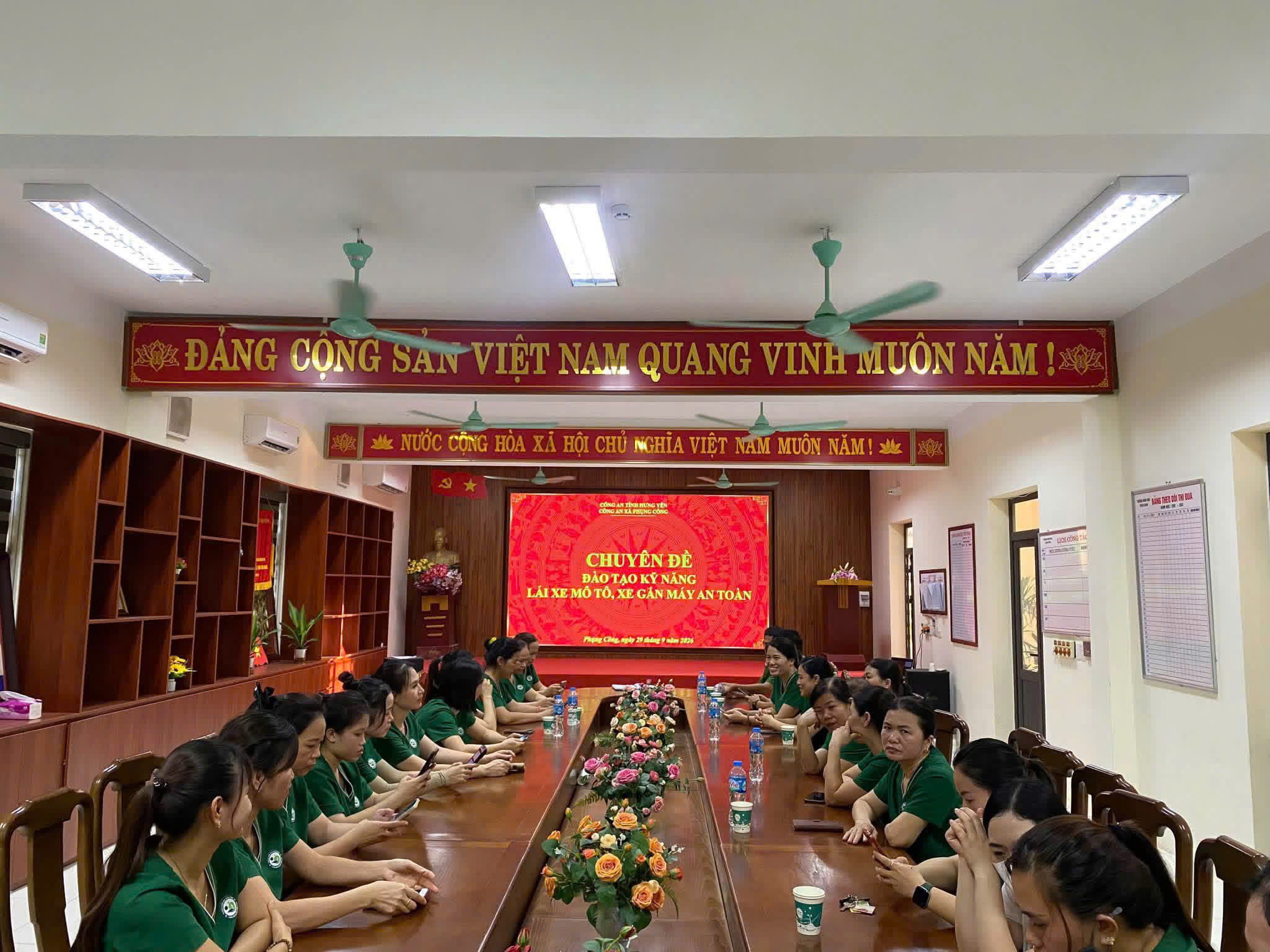 Công an xã Phụng Công nâng cao kỹ năng lái xe an toàn cho giáo viên, nhân viên trường mầm non