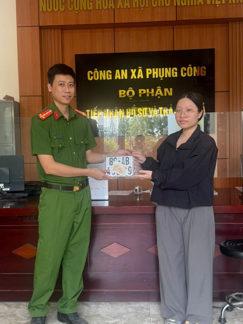 Công an xã Phụng Công tích cực hỗ trợ người dân thực hiện dịch vụ công trực tuyến
