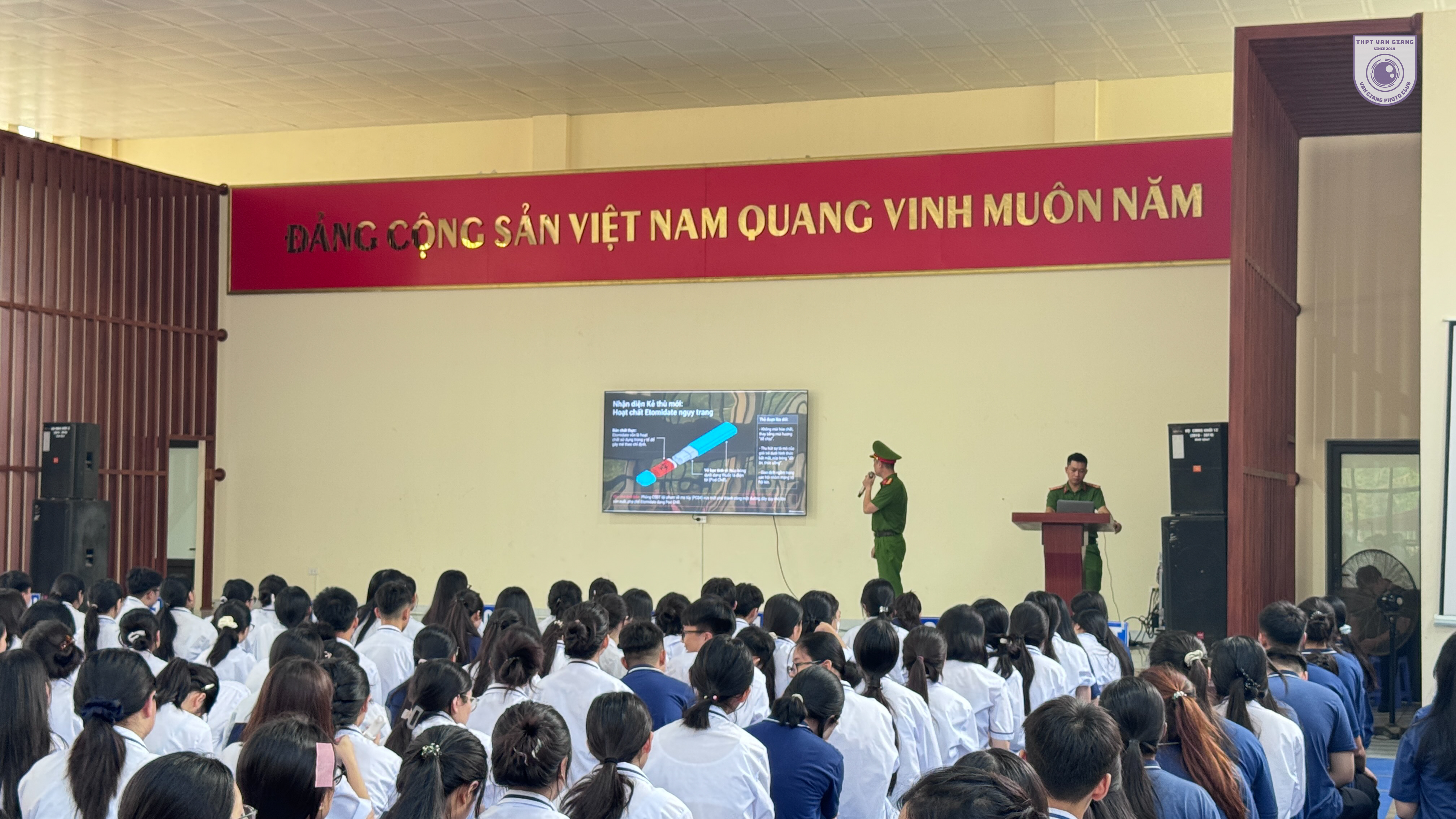 Công an xã Phụng Công tuyên truyền pháp luật về an toàn giao thông và phòng, chống ma túy học đường