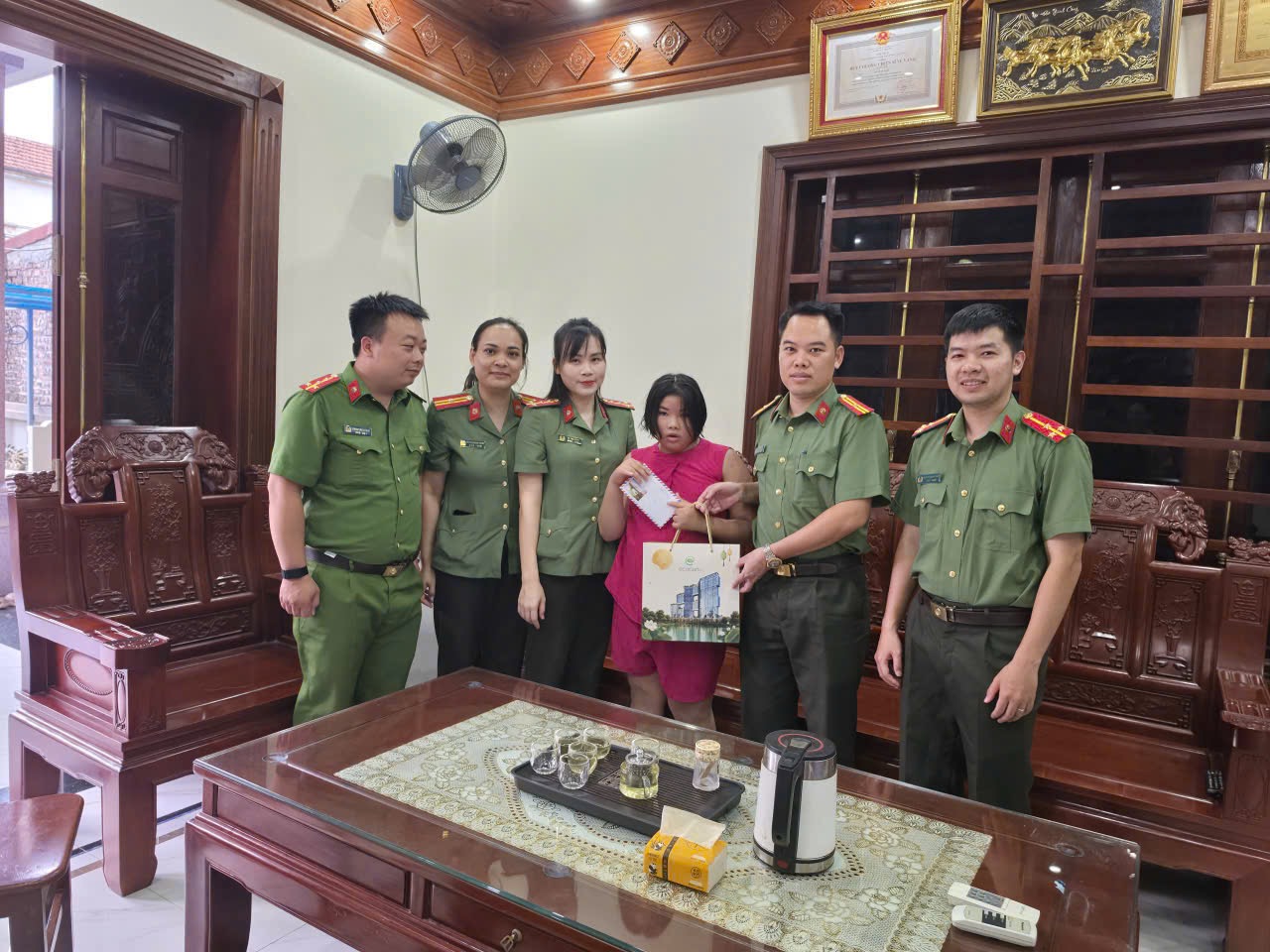 Công an xã Phụng Công lan tỏa yêu thương dịp Trung thu