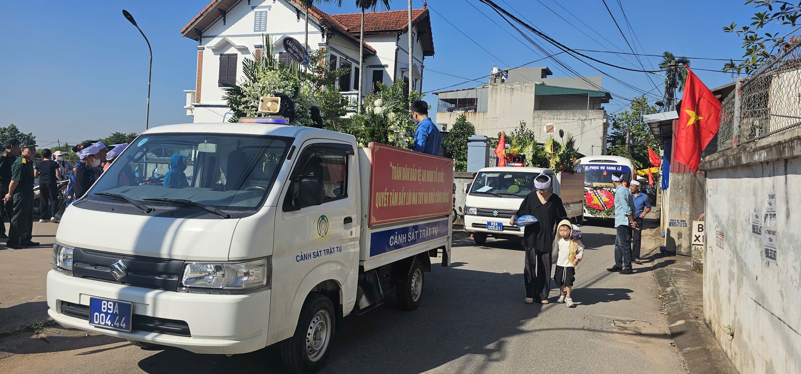 Công an xã Phụng Công bảo đảm an toàn hành trình đưa liệt sĩ về quê hương an táng