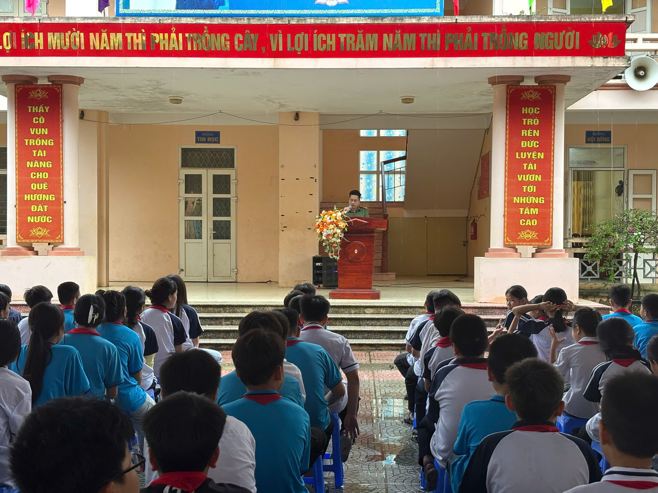 Công an xã Quang Hưng tuyên truyền, phổ biến giáo dục pháp luật đầu năm học mới cho đông đảo cán bộ, giáo viên và học sinh