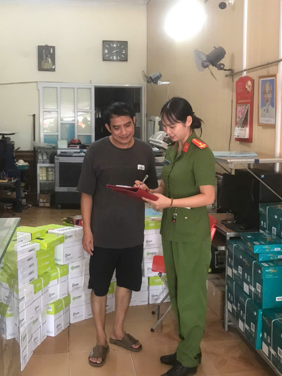 Công an xã Quang Hưng tổ chức ký cam kết không in ấn, sao chép sách giáo khoa trái quy định đối với các cơ sở photocopy, in ấn trên địa bàn