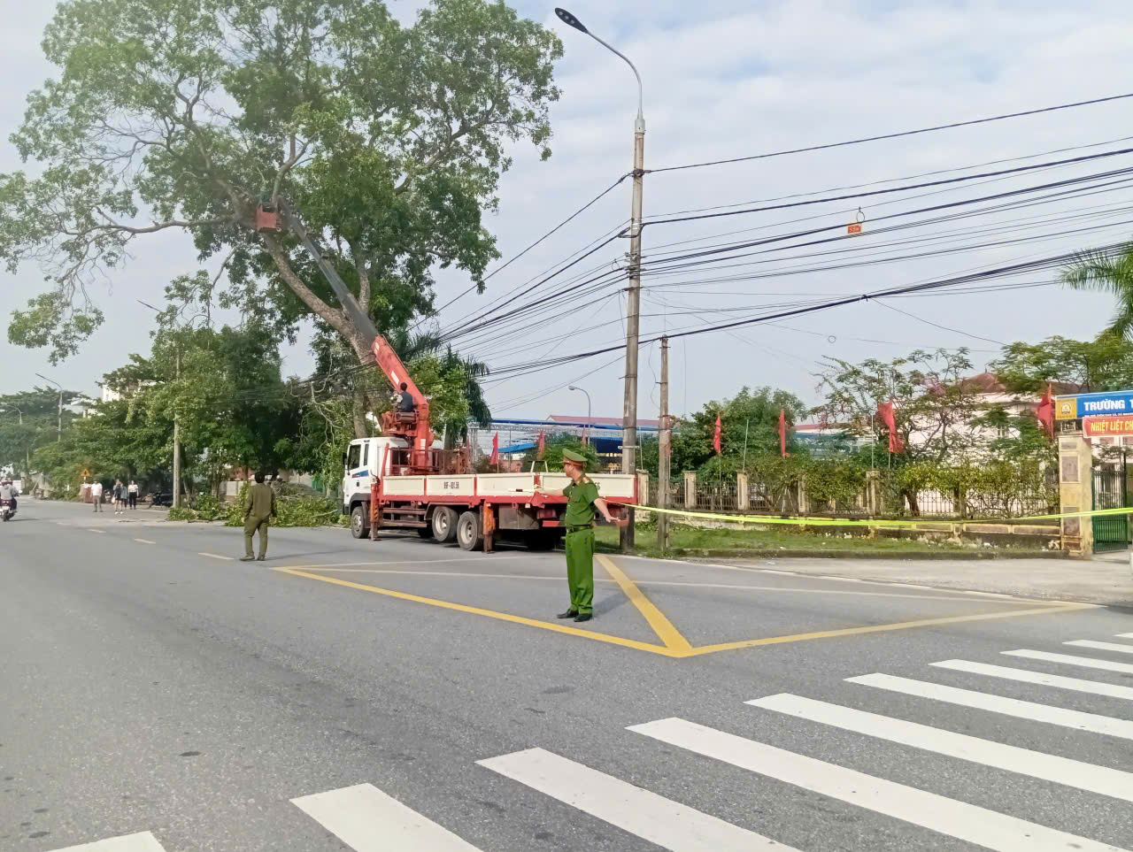 Công an xã Quang Hưng chủ trì phối hợp với các ban, ngành đoàn thể xã tổ chức giải tỏa hành lang an toàn giao thông trên địa bàn