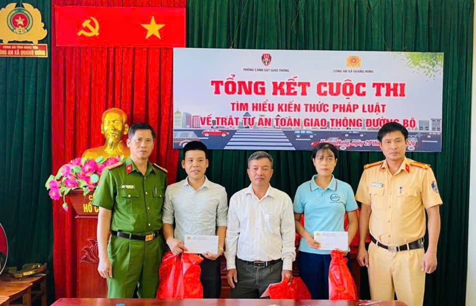 Công an xã Quang Hưng phối hợp tổ chức trao giải Cuộc thi Tìm hiểu kiến thức pháp luật về trật tự an toàn giao thông đường bộ