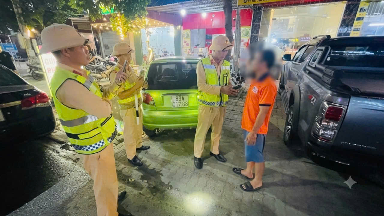 Công an xã Quang Hưng phối hợp với Phòng Cảnh sát giao thông tổ chức tuần tra, xử lý vi phạm