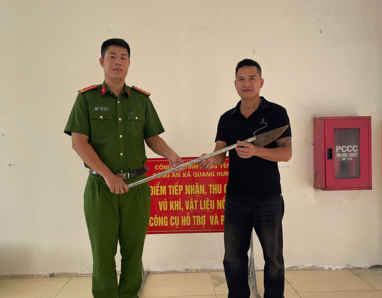 Công an xã Quang Hưng làm tốt công tác tuyên truyền, vận động người dân tự giác giao nộp các loại vũ khí, vật liệu nổ, công cụ hỗ trợ và hung khí nguy hiểm
