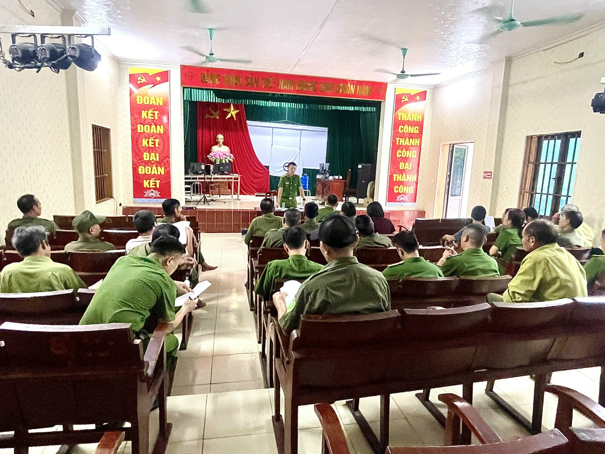 Công an xã Quang Lịch phối hợp rà soát, cập nhật thông tin thân nhân liệt sĩ phục vụ thu mẫu ADN