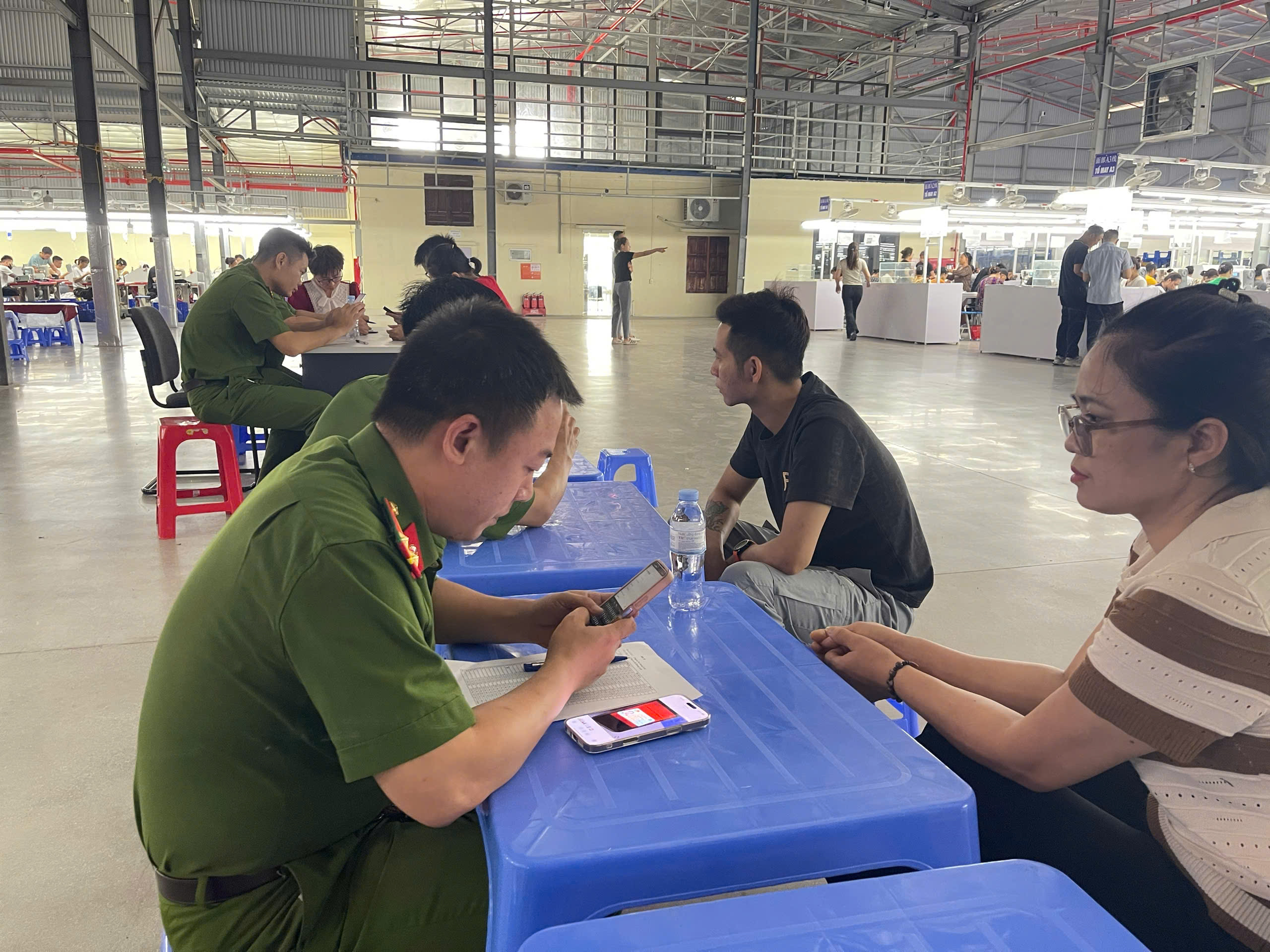 Công an xã Quang Lịch tích cực số hóa, rà soát, làm sạch dữ liệu Giấy phép lái xe