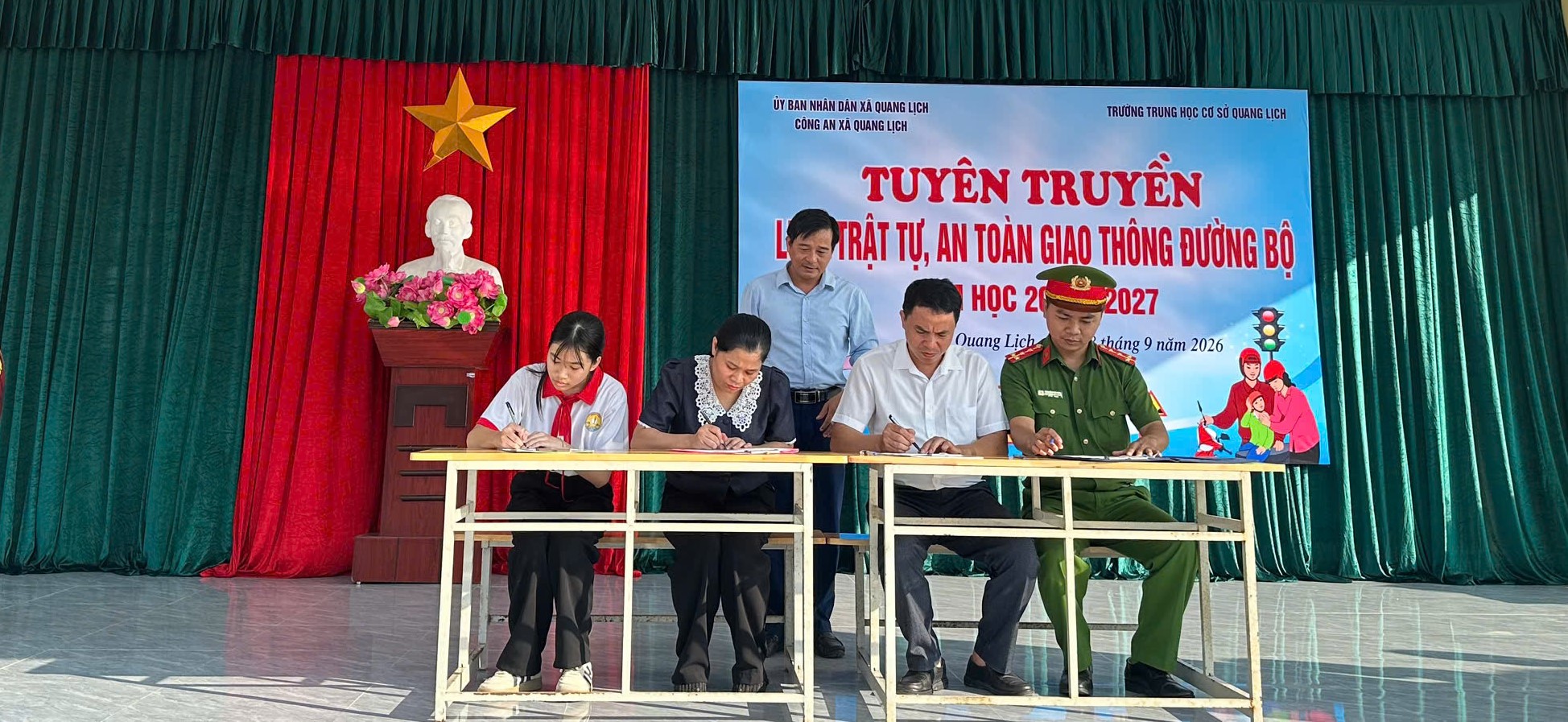 Công an xã Quang Lịch tổ chức tuyên truyền và ký cam kết chấp hành Luật Trật tự, an toàn giao thông đường bộ cho học sinh trước thềm năm học mới