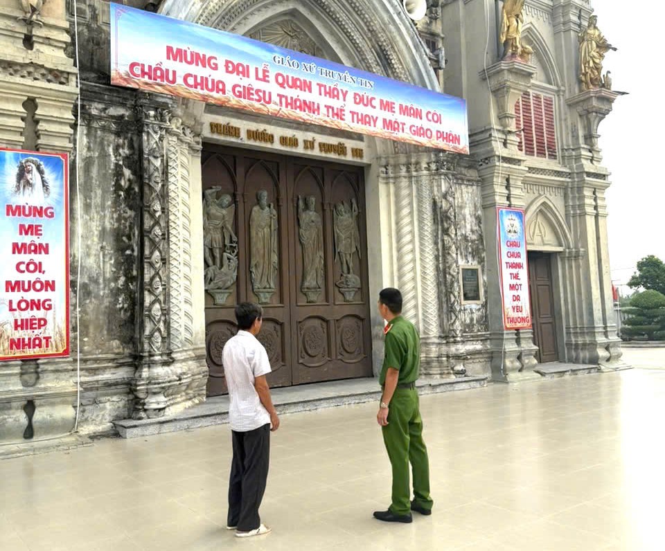 Công an xã Quang Lịch kiểm tra, hướng dẫn công tác đảm bảo an ninh trật tự và phòng cháy, chữa cháy phục vụ Lễ chầu lượt tại Giáo xứ Truyền Tin
