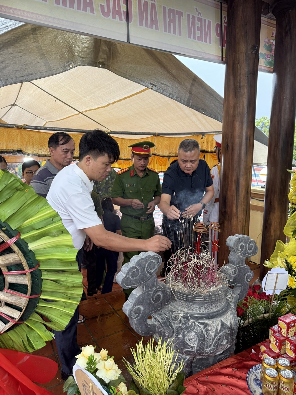 Công an xã Quang Lịch tham gia đảm bảo an ninh trật tự quá trình lấy mẫu hài cốt liệt sĩ chưa xác định được thông tin tại các Nghĩa trang Liệt sĩ trên địa bàn xã