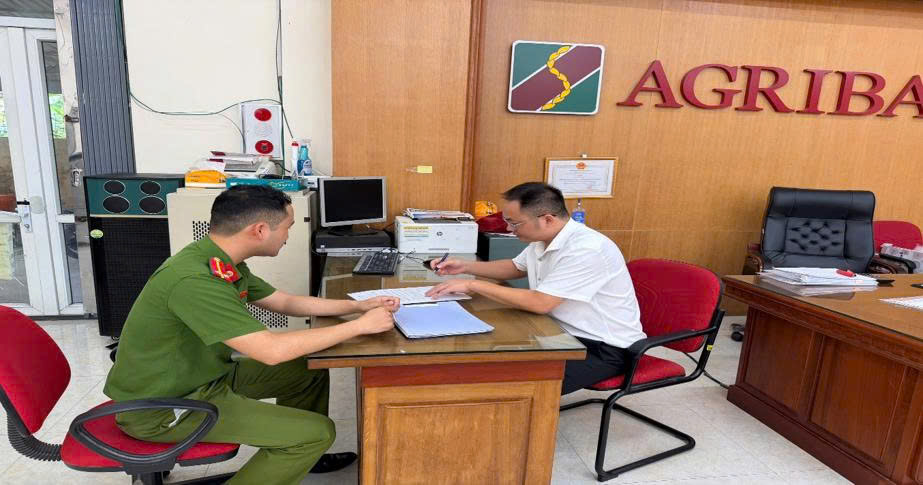 Công an xã Quỳnh An đồng hành cùng các cơ sở Ngân hàng, tổ chức tín dụng, cơ sở kinh doanh vàng, bạc, đá quý trong hoạt động phòng ngừa tội phạm cướp tài sản