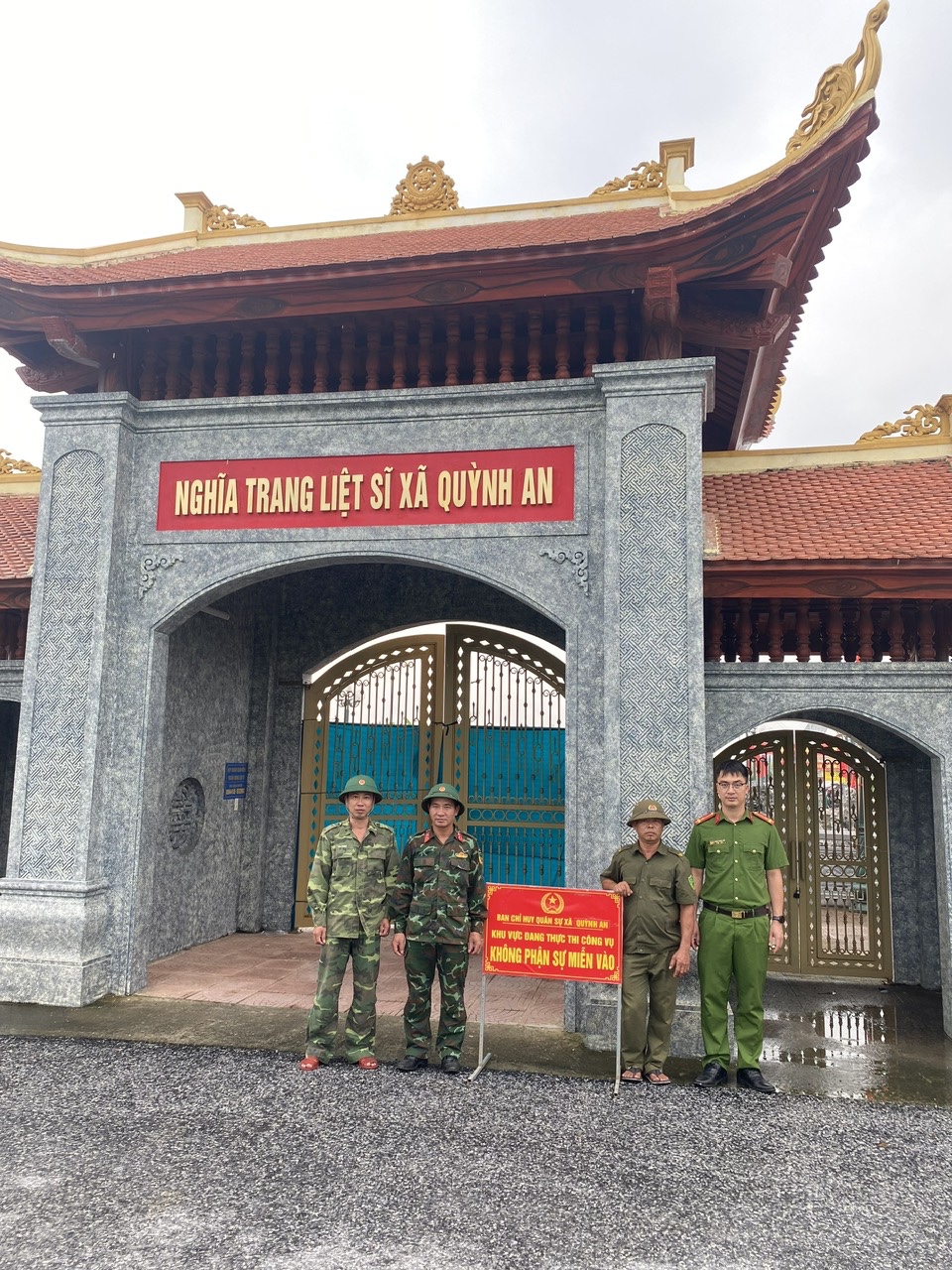 Công an xã Quỳnh An phối hợp bảo đảm an ninh, trật tự phục vụ lấy mẫu hài cốt liệt sĩ giám định ADN