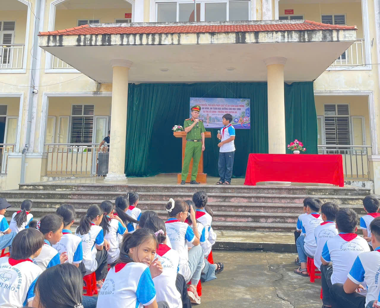 Công an xã Quỳnh An phối hợp với Phòng Cảnh sát giao thông tuyên truyền hưởng ứng tháng an toàn giao thông