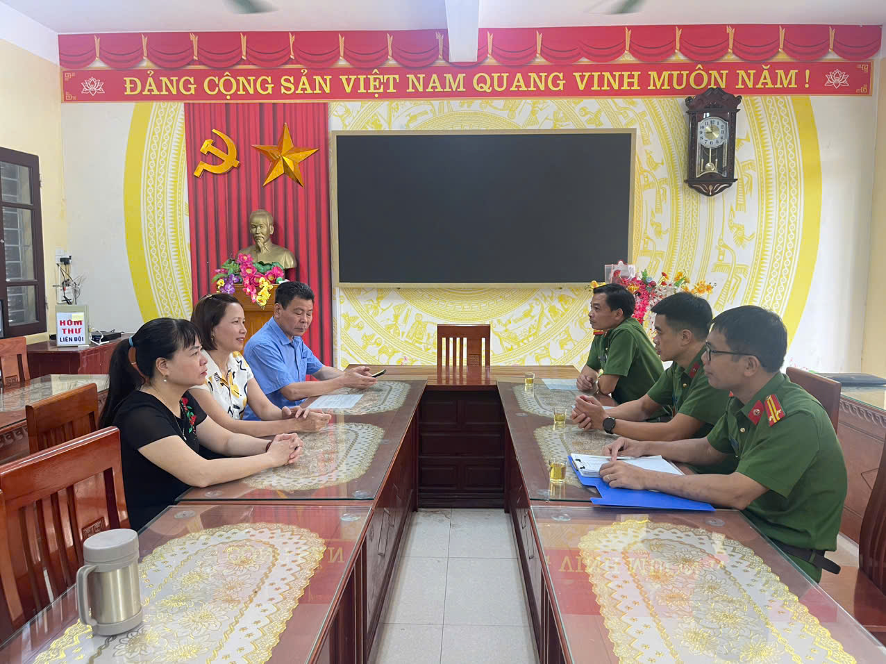Công an xã Quỳnh An phối hợp với nhà trường kiểm tra đột xuất đối với học sinh và các vật dụng cá nhân mang theo tại Phân hiệu 4 - Trường Trung học cơ sở Quỳnh An