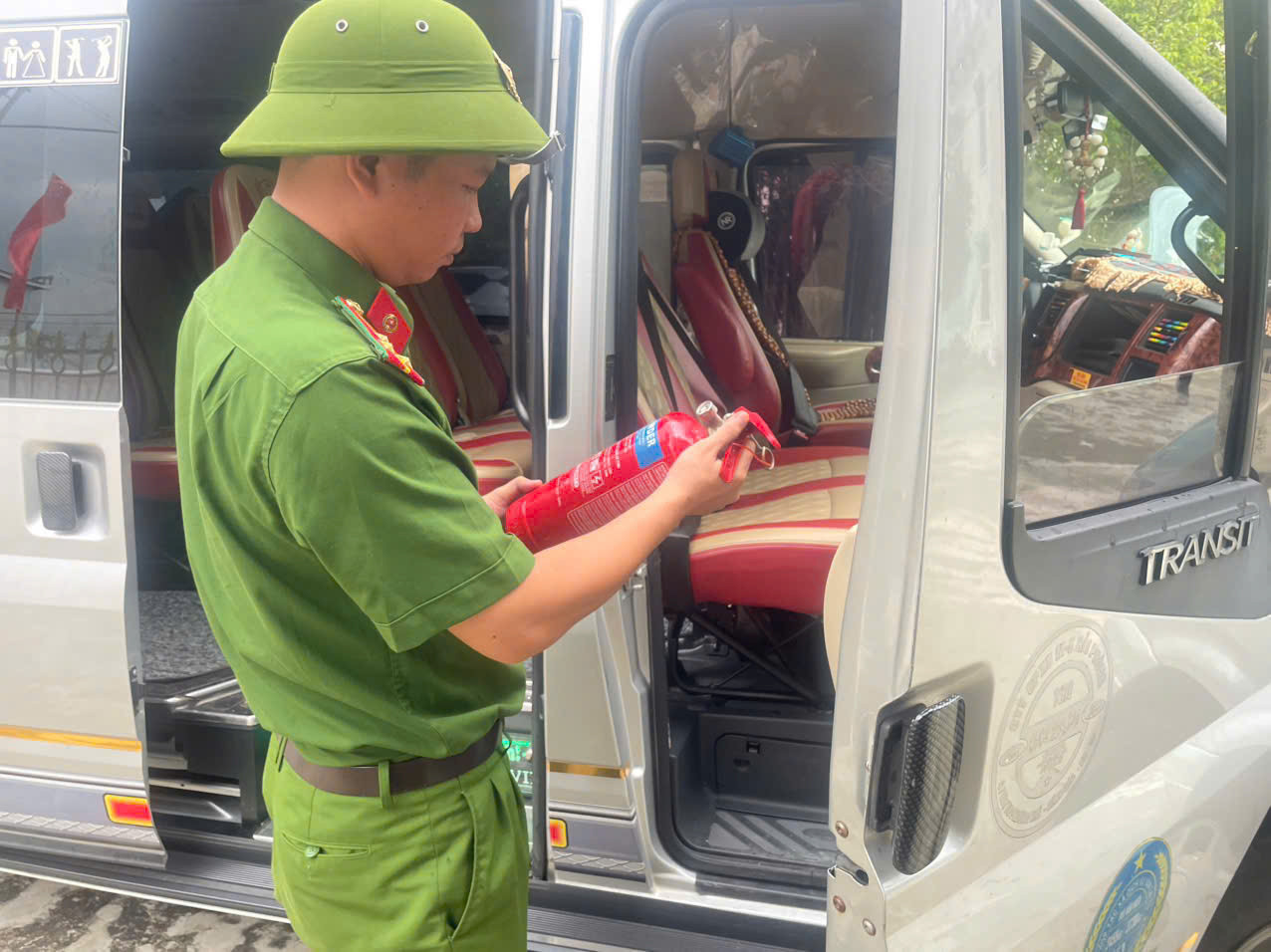 Công an xã Quỳnh An tổ chức rà soát, siết chặt quản lý phương tiện đưa đón học sinh