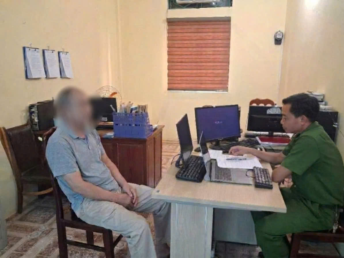 Công an xã Quỳnh An tuyên truyền, nhắc nhở công dân có tương tác trên trang của đối tượng Lê Trung Khoa