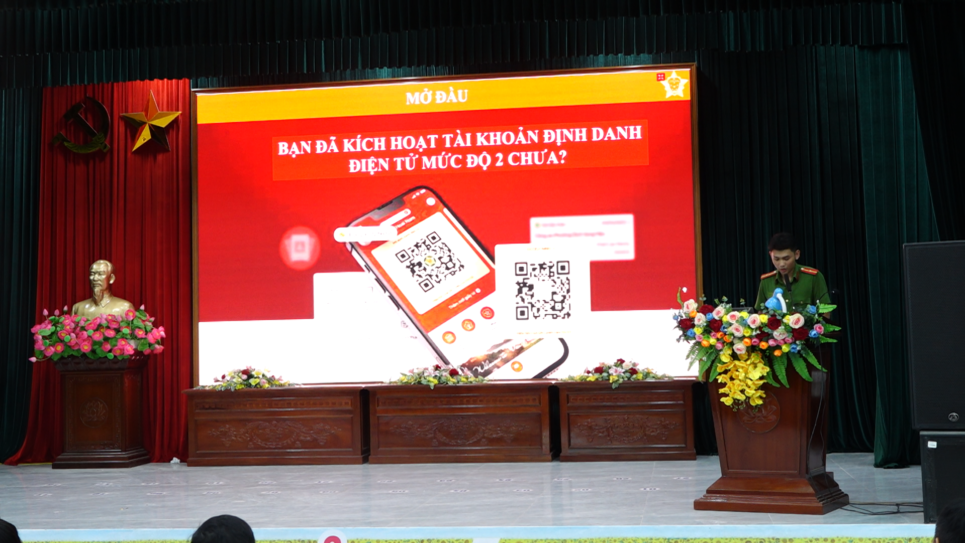 Công an xã Quỳnh An phối hợp tuyên truyền, hướng dẫn nhân dân sử dụng ứng dụng Vneid
