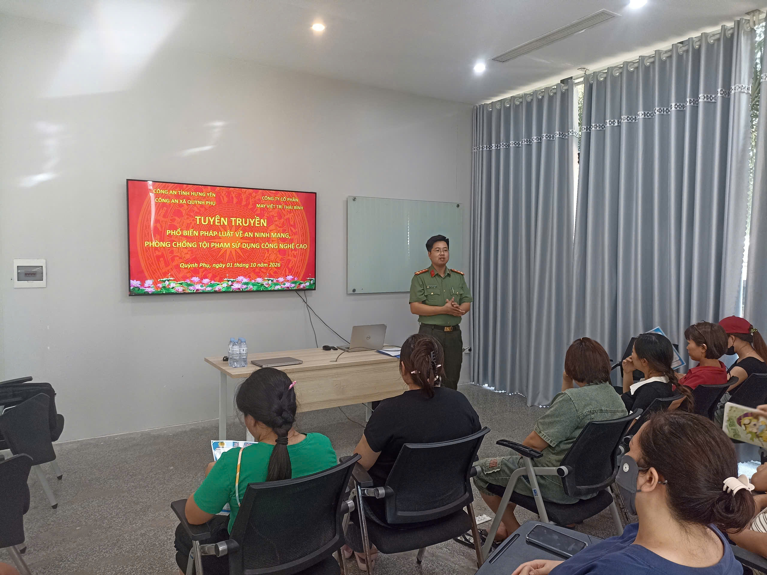 Công an xã Quỳnh Phụ tuyên truyền, phổ biến pháp luật về an ninh mạng, phòng chống tội phạm sử dụng công nghệ cao cho người lao động tại công ty cổ phần may Việt Trí Thái Bình