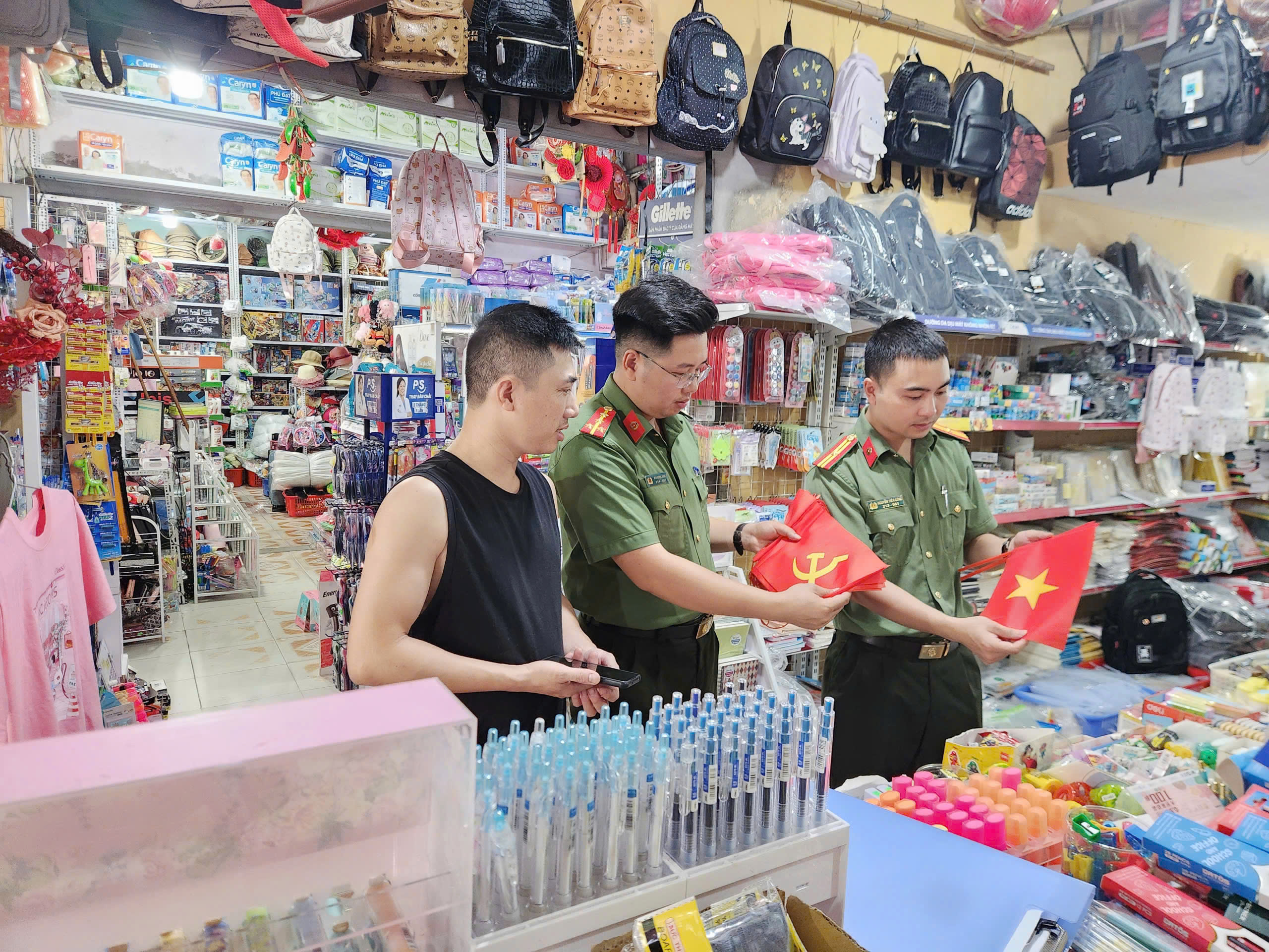 Công an xã Quỳnh Phụ chủ động hướng dẫn các cơ sở kinh doanh cờ Đảng, cờ Tổ quốc đúng quy định trước thềm Quốc khánh 2/9