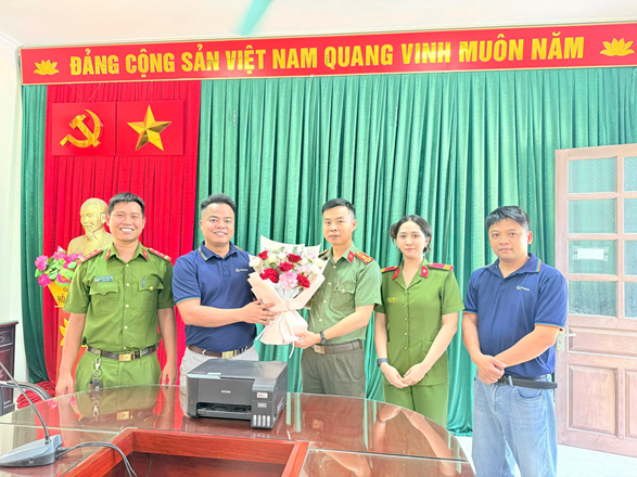 Công an xã Quỳnh Phụ: Tiếp nhận tài trợ thiết bị công nghệ, đẩy mạnh chuyển đổi số và thực hiện đề án 06