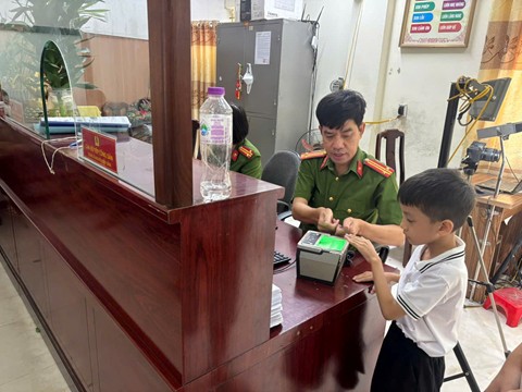 Công an xã Quỳnh Phụ triển khai cao điểm cấp căn cước, định danh điện tử cho học sinh từ 6 đến dưới 14 tuổi